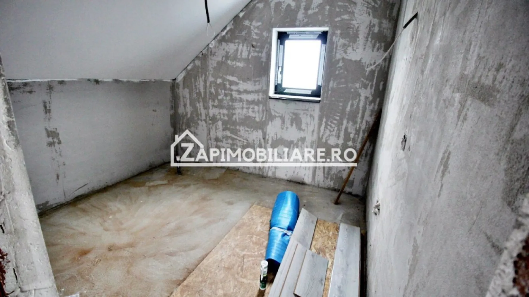 Casa 4 camere la cheie,2bai,120 mp,501 mp teren,zona Corunca - Contact 0774048706 Bogdan
De vânzare casă la cheie cu gard si pavaj, singur în curte 4 camere situată în Corunca zona Penny, suprafața utilă de 120 mp amplasată pe un teren cu suprafața de 501 mp, 
Compartimentare:
- la parter: 1 living, 1 bucătărie, 1 baie, 1debara, 2 terase acoperite
- la etaj: 3 dormitoare, 1 baie, 1 dressing, 1 balcon.
Detalii:
- centrală termică, incălzire in pardoseală, geamuri tripan
- fundația casei are o adâncime de 1 m, pereții sunt din cărămidă, acoperișul de țiglă izolată cu polistiren de 10 cm.
- anul construcției 2024
Disponibilă si casă la cheie cu suprafata utilă de 150 mp si 532 mp teren la pretul de 295.000 euro
Utilitați:
- curent, apă, gaz, canalizare
-gardul ,poarta automatizată si pavajul include in pret
Casa se vinde la cheie la prețul de 223.000 euro + tva Comision ZERO!
Contact 0774048706 Bogdan
Daca vă place această ofertă sau pentru alte informații sunați la numărul de contact din anunț! 
Compania Zap Imobiliare vă pune la dispoziție toate actele și documentele necesare alături de asistență și consiliere permanentă până la finalizarea achiziției imobiliare. 
Ne dorim să îți oferim cea mai plăcută experiență, îndeplinim vise cu pereți!