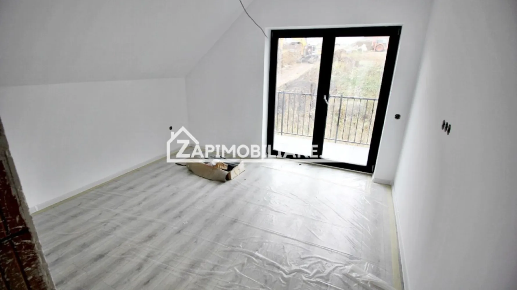 Casa 4 camere la cheie,2bai,120 mp,501 mp teren,zona Corunca - Contact 0774048706 Bogdan
De vânzare casă la cheie cu gard si pavaj, singur în curte 4 camere situată în Corunca zona Penny, suprafața utilă de 120 mp amplasată pe un teren cu suprafața de 501 mp, 
Compartimentare:
- la parter: 1 living, 1 bucătărie, 1 baie, 1debara, 2 terase acoperite
- la etaj: 3 dormitoare, 1 baie, 1 dressing, 1 balcon.
Detalii:
- centrală termică, incălzire in pardoseală, geamuri tripan
- fundația casei are o adâncime de 1 m, pereții sunt din cărămidă, acoperișul de țiglă izolată cu polistiren de 10 cm.
- anul construcției 2024
Disponibilă si casă la cheie cu suprafata utilă de 150 mp si 532 mp teren la pretul de 295.000 euro
Utilitați:
- curent, apă, gaz, canalizare
-gardul ,poarta automatizată si pavajul include in pret
Casa se vinde la cheie la prețul de 223.000 euro + tva Comision ZERO!
Contact 0774048706 Bogdan
Daca vă place această ofertă sau pentru alte informații sunați la numărul de contact din anunț! 
Compania Zap Imobiliare vă pune la dispoziție toate actele și documentele necesare alături de asistență și consiliere permanentă până la finalizarea achiziției imobiliare. 
Ne dorim să îți oferim cea mai plăcută experiență, îndeplinim vise cu pereți!