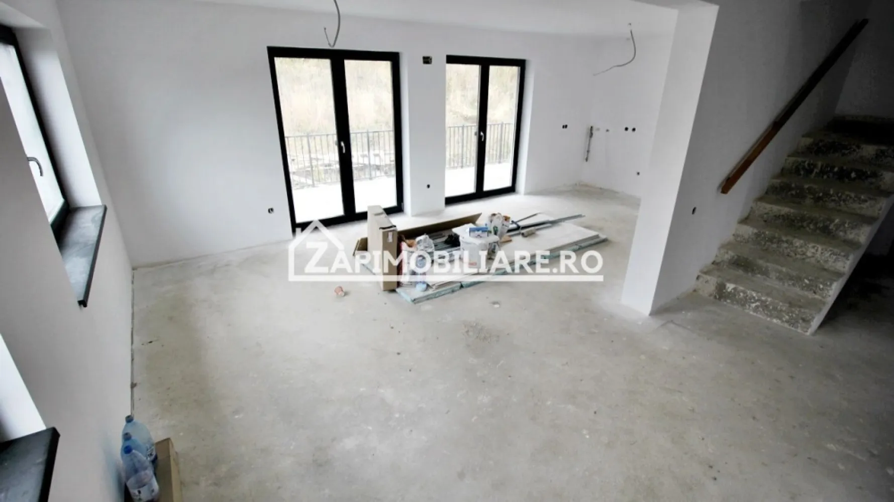 Casa 4 camere la cheie,2bai,120 mp,501 mp teren,zona Corunca - Contact 0774048706 Bogdan
De vânzare casă la cheie cu gard si pavaj, singur în curte 4 camere situată în Corunca zona Penny, suprafața utilă de 120 mp amplasată pe un teren cu suprafața de 501 mp, 
Compartimentare:
- la parter: 1 living, 1 bucătărie, 1 baie, 1debara, 2 terase acoperite
- la etaj: 3 dormitoare, 1 baie, 1 dressing, 1 balcon.
Detalii:
- centrală termică, incălzire in pardoseală, geamuri tripan
- fundația casei are o adâncime de 1 m, pereții sunt din cărămidă, acoperișul de țiglă izolată cu polistiren de 10 cm.
- anul construcției 2024
Disponibilă si casă la cheie cu suprafata utilă de 150 mp si 532 mp teren la pretul de 295.000 euro
Utilitați:
- curent, apă, gaz, canalizare
-gardul ,poarta automatizată si pavajul include in pret
Casa se vinde la cheie la prețul de 223.000 euro + tva Comision ZERO!
Contact 0774048706 Bogdan
Daca vă place această ofertă sau pentru alte informații sunați la numărul de contact din anunț! 
Compania Zap Imobiliare vă pune la dispoziție toate actele și documentele necesare alături de asistență și consiliere permanentă până la finalizarea achiziției imobiliare. 
Ne dorim să îți oferim cea mai plăcută experiență, îndeplinim vise cu pereți!