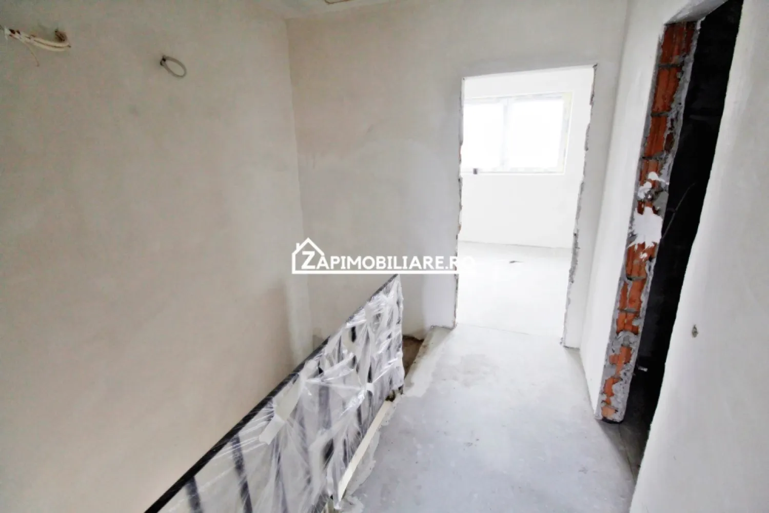 Duplex Livezeni - Cartier nou - 3 si 4 camere - Mentionati ID-ul proprietatii cand apelati: CP2116110
Contact ⓪⑦②⑥ ②②③ ⑧⑧⑥ Sebastian

De vânzare case noi tip duplex, singur în curte, situată în Livezeni, suprafata teren intre 250 si 350 mp,.
Casele sunt cu doua nivele P+E si au o suprafata de 120 mp construiti plus teren aferent.
Compartimentare- 
Parter: hol,baie,bucatarie,camara,casa scarii,living,terasa.
Etaj: hol,baie,2 dormitoare, 2 balcoane+Pod

Detalii:
Exista 2 variante de case cu 3 si cu 4 camere ( 2 respectiv 3 dormitoare )
- pereții sunt din cărămidă, acoperișul de țiglă, izolată cu polistiren de 10 cm eps 80
- stalpi de beton
- fundație din beton, planșeu de beton, geamuri termopane Tripan ,centrală termică pe condensație, calorifere tip propsop in bai, scară interioară din beton, ,acoperișul izoltat cu vată de 20 cm,pereții sunt vopsiți in 2 straturi de lavabil alb,
- șapa cât si tencuiala este mecanizata.
- anul construcției 2025

Utilitați:
- curent, apă, gaz, canalizare de oras

Casa se vinde la stadiul semifinisat avansat la prețul de 112000 EURO + TVA ( varianta cu 2 dormitoare si 3 camere ) 
Varianta cu 3 dormitoare si 4 camere la pretul de 124000 Euro + TVA
Pretul este negociabil in functie de avans
Mentionati ID-ul proprietatii cand apelati: CP2116110
Contact ⓪⑦②⑥ ②②③ ⑧⑧⑥ Sebastian