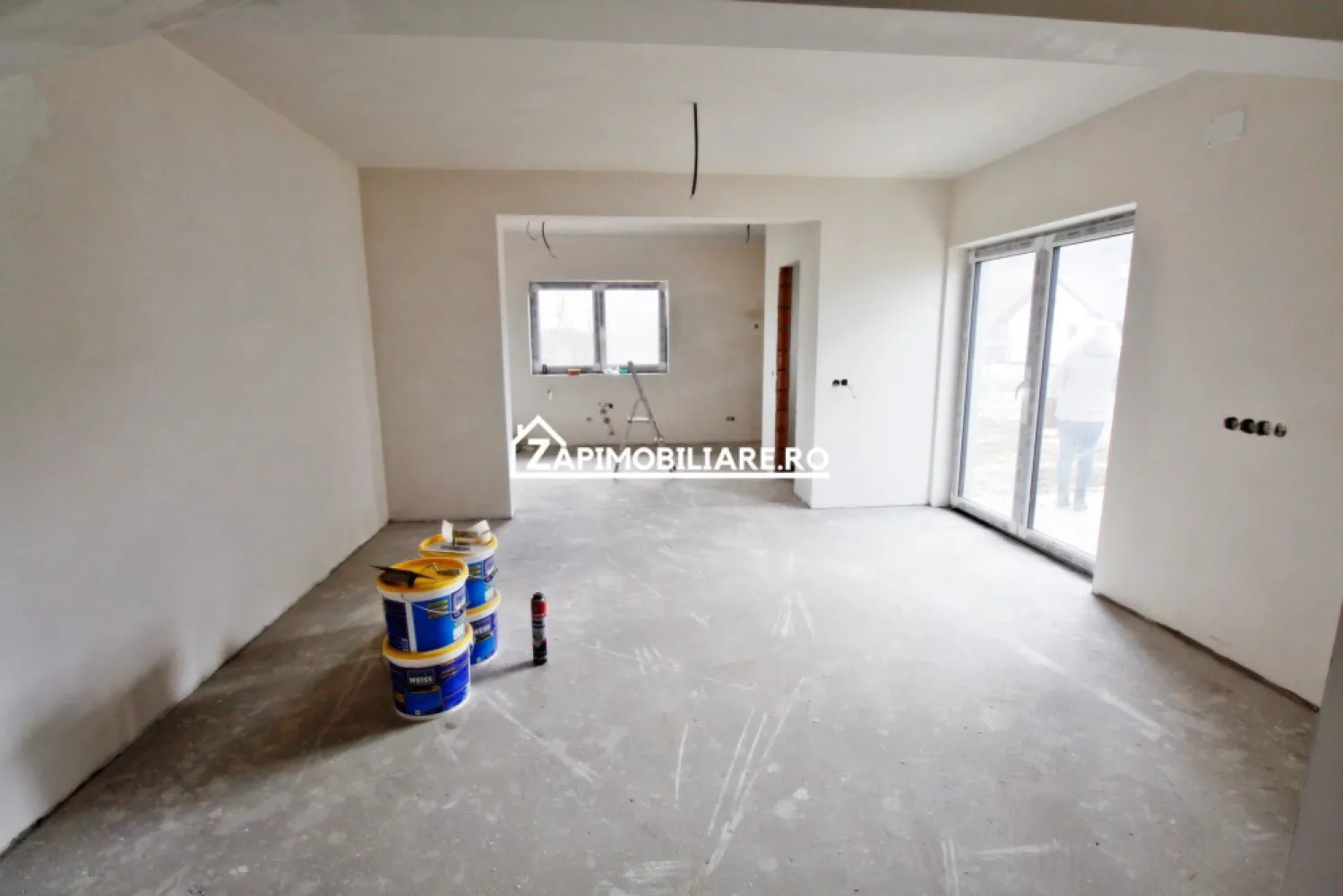 Duplex Livezeni - Cartier nou - 3 si 4 camere - Mentionati ID-ul proprietatii cand apelati: CP2116110
Contact ⓪⑦②⑥ ②②③ ⑧⑧⑥ Sebastian

De vânzare case noi tip duplex, singur în curte, situată în Livezeni, suprafata teren intre 250 si 350 mp,.
Casele sunt cu doua nivele P+E si au o suprafata de 120 mp construiti plus teren aferent.
Compartimentare- 
Parter: hol,baie,bucatarie,camara,casa scarii,living,terasa.
Etaj: hol,baie,2 dormitoare, 2 balcoane+Pod

Detalii:
Exista 2 variante de case cu 3 si cu 4 camere ( 2 respectiv 3 dormitoare )
- pereții sunt din cărămidă, acoperișul de țiglă, izolată cu polistiren de 10 cm eps 80
- stalpi de beton
- fundație din beton, planșeu de beton, geamuri termopane Tripan ,centrală termică pe condensație, calorifere tip propsop in bai, scară interioară din beton, ,acoperișul izoltat cu vată de 20 cm,pereții sunt vopsiți in 2 straturi de lavabil alb,
- șapa cât si tencuiala este mecanizata.
- anul construcției 2025

Utilitați:
- curent, apă, gaz, canalizare de oras

Casa se vinde la stadiul semifinisat avansat la prețul de 112000 EURO + TVA ( varianta cu 2 dormitoare si 3 camere ) 
Varianta cu 3 dormitoare si 4 camere la pretul de 124000 Euro + TVA
Pretul este negociabil in functie de avans
Mentionati ID-ul proprietatii cand apelati: CP2116110
Contact ⓪⑦②⑥ ②②③ ⑧⑧⑥ Sebastian