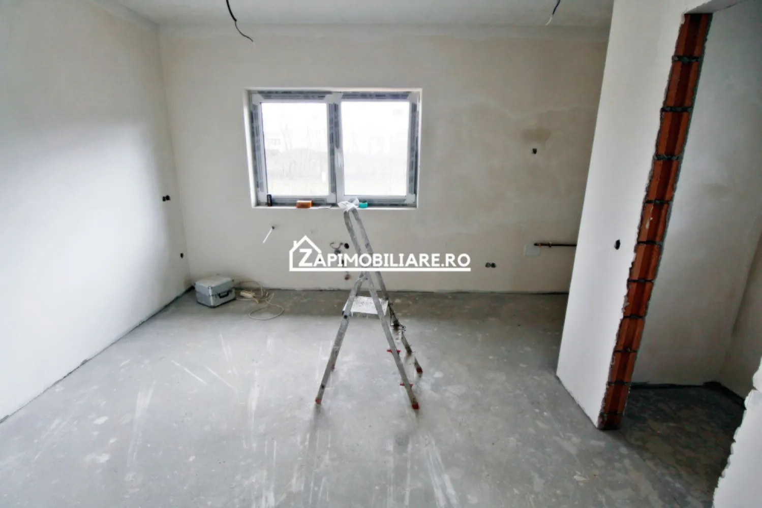 Duplex Livezeni - Cartier nou - 3 si 4 camere - Mentionati ID-ul proprietatii cand apelati: CP2116110
Contact ⓪⑦②⑥ ②②③ ⑧⑧⑥ Sebastian

De vânzare case noi tip duplex, singur în curte, situată în Livezeni, suprafata teren intre 250 si 350 mp,.
Casele sunt cu doua nivele P+E si au o suprafata de 120 mp construiti plus teren aferent.
Compartimentare- 
Parter: hol,baie,bucatarie,camara,casa scarii,living,terasa.
Etaj: hol,baie,2 dormitoare, 2 balcoane+Pod

Detalii:
Exista 2 variante de case cu 3 si cu 4 camere ( 2 respectiv 3 dormitoare )
- pereții sunt din cărămidă, acoperișul de țiglă, izolată cu polistiren de 10 cm eps 80
- stalpi de beton
- fundație din beton, planșeu de beton, geamuri termopane Tripan ,centrală termică pe condensație, calorifere tip propsop in bai, scară interioară din beton, ,acoperișul izoltat cu vată de 20 cm,pereții sunt vopsiți in 2 straturi de lavabil alb,
- șapa cât si tencuiala este mecanizata.
- anul construcției 2025

Utilitați:
- curent, apă, gaz, canalizare de oras

Casa se vinde la stadiul semifinisat avansat la prețul de 112000 EURO + TVA ( varianta cu 2 dormitoare si 3 camere ) 
Varianta cu 3 dormitoare si 4 camere la pretul de 124000 Euro + TVA
Pretul este negociabil in functie de avans
Mentionati ID-ul proprietatii cand apelati: CP2116110
Contact ⓪⑦②⑥ ②②③ ⑧⑧⑥ Sebastian