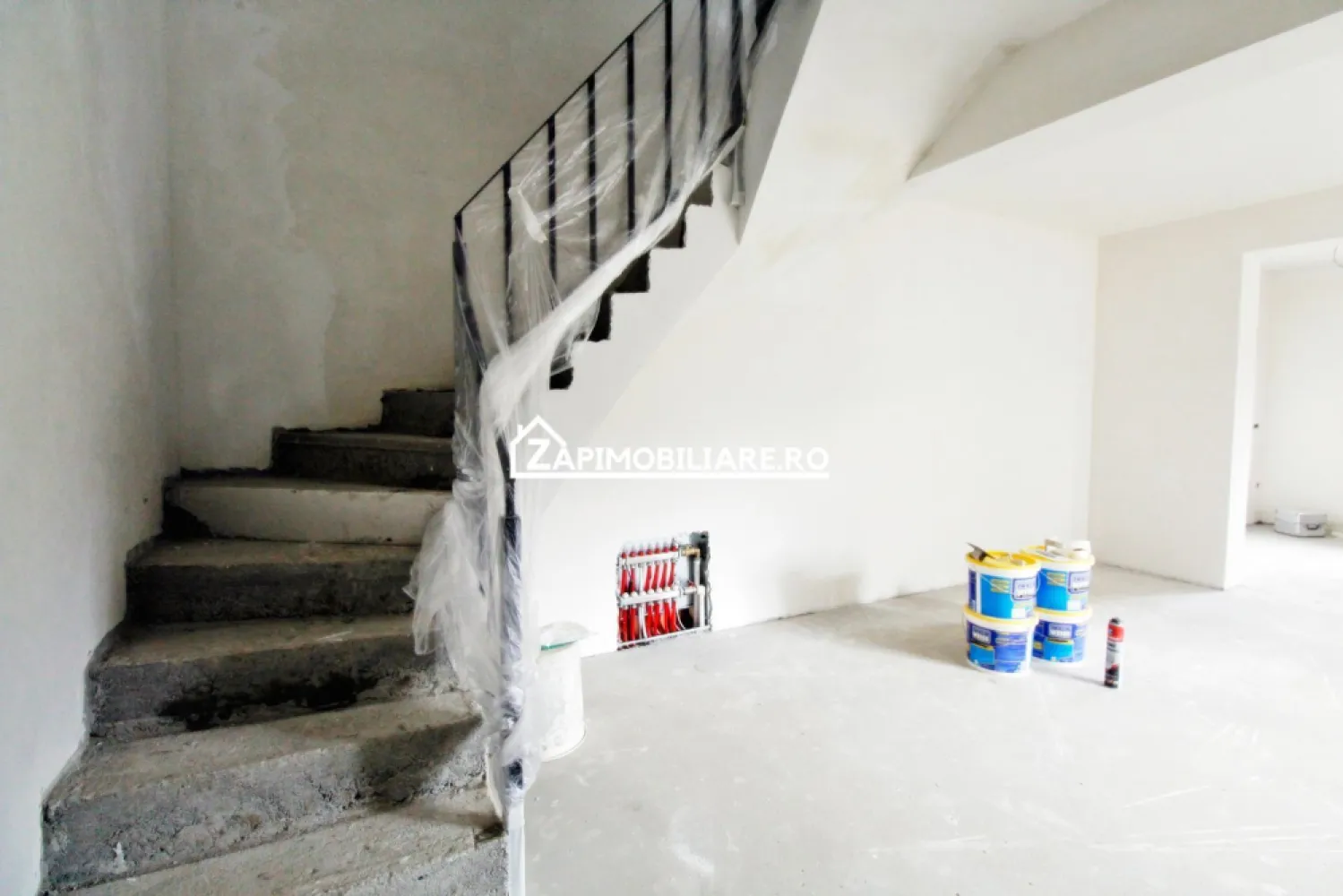 Duplex Livezeni - Cartier nou - 3 si 4 camere - Mentionati ID-ul proprietatii cand apelati: CP2116110
Contact ⓪⑦②⑥ ②②③ ⑧⑧⑥ Sebastian

De vânzare case noi tip duplex, singur în curte, situată în Livezeni, suprafata teren intre 250 si 350 mp,.
Casele sunt cu doua nivele P+E si au o suprafata de 120 mp construiti plus teren aferent.
Compartimentare- 
Parter: hol,baie,bucatarie,camara,casa scarii,living,terasa.
Etaj: hol,baie,2 dormitoare, 2 balcoane+Pod

Detalii:
Exista 2 variante de case cu 3 si cu 4 camere ( 2 respectiv 3 dormitoare )
- pereții sunt din cărămidă, acoperișul de țiglă, izolată cu polistiren de 10 cm eps 80
- stalpi de beton
- fundație din beton, planșeu de beton, geamuri termopane Tripan ,centrală termică pe condensație, calorifere tip propsop in bai, scară interioară din beton, ,acoperișul izoltat cu vată de 20 cm,pereții sunt vopsiți in 2 straturi de lavabil alb,
- șapa cât si tencuiala este mecanizata.
- anul construcției 2025

Utilitați:
- curent, apă, gaz, canalizare de oras

Casa se vinde la stadiul semifinisat avansat la prețul de 112000 EURO + TVA ( varianta cu 2 dormitoare si 3 camere ) 
Varianta cu 3 dormitoare si 4 camere la pretul de 124000 Euro + TVA
Pretul este negociabil in functie de avans
Mentionati ID-ul proprietatii cand apelati: CP2116110
Contact ⓪⑦②⑥ ②②③ ⑧⑧⑥ Sebastian