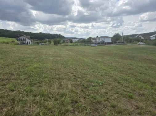Teren intravilan 18.600 mp.cu deschidere de 250 m la drum