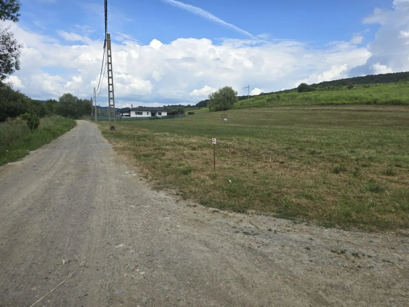 Teren intravilan 18.600 mp.cu deschidere de 250 m la drum - Vă oferim spre vânzare 3 parcele de teren intravilan in Livezeni cu suprafața de 5.000 si 2 parcele de 6.800 mp situat în Livezeni cu deschidere la drum de 250 m
Drumul este in curs de asfaltare
Contact 0774048706 Bogdan
Cei interesați pot achiziționa terenul de 5.000 mp la prețul de 45 euro mp negociabil comision ZERO.
 A doua parcelă de 6.800 mp se vinde la pretul de 50 euro mp
Dacă vă place această ofertă - sau pentru alte informații sunați la numărul de contact din anunț! 0774048706 Bogdan
Compania Zap Imobiliare vă pune la dispoziție toate informațiile, actele și documentele necesare alături de asistență și consiliere permanentă până la finalizarea achiziției imobiliare. Ne dorim să îți oferim cea mai plăcută experiență.