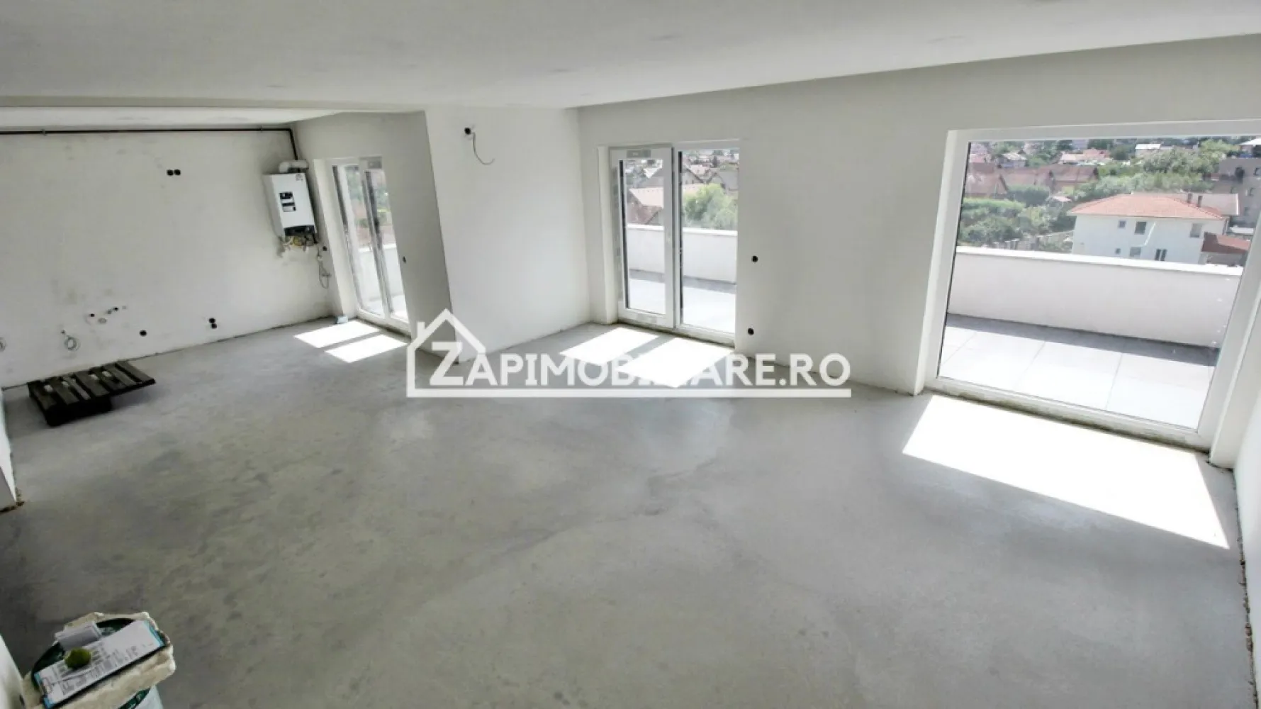 Penthouse 3 cam.1 terasă,1 balcon 2 băi,1 dressing,1 parcare - Contact 0774048706 Bogdan
De vânzare Penthous cu LIFT, 3 camere decomandat confort 1, situat în cartierul Unirii, strada Constandin Hagi Stoian ,in spate la Penny, suprafață utilă de 108 mp, suprafata construita 170 mp.situat la etajul 4 din 4 oferit de Zap Imobiliare 
Detalii: 
- 1 living, 2 dormitoare, 1 bucătărie, 2 băi, 1 terasă, 1 balcon, 1 hol,1 debara, 1 dressing
- centrală termică, incălzire in pardoseală, geamuri tripan, ușă metalică.interfon,
Proprietatea se află într-o zonă cu un confort deosebit, datorită amplasării în imediata apropiere a tot ceea ce înseamnă viață modernă, și anume: mijloace de transport în comun, magazine, unități de învățământ de toate gradele, piață, parc, bănci, farmacii, s.a.
Locuința se vinde semifinisată la prețul de 182.000 Euro negociabil. Comisionul este ZERO!
Contact 0774048706 Bogdan

Dacă vă place această ofertă - sau pentru alte informații sunați la numărul de contact din anunț! 
Compania Zap Imobiliare vă pune la dispoziție toate informațiile, actele și documentele necesare alături de asistență și consiliere permanentă până la finalizarea achiziției imobiliare. Ne dorim să îți oferim cea mai plăcută experiență, îndeplinim vise cu pereți!