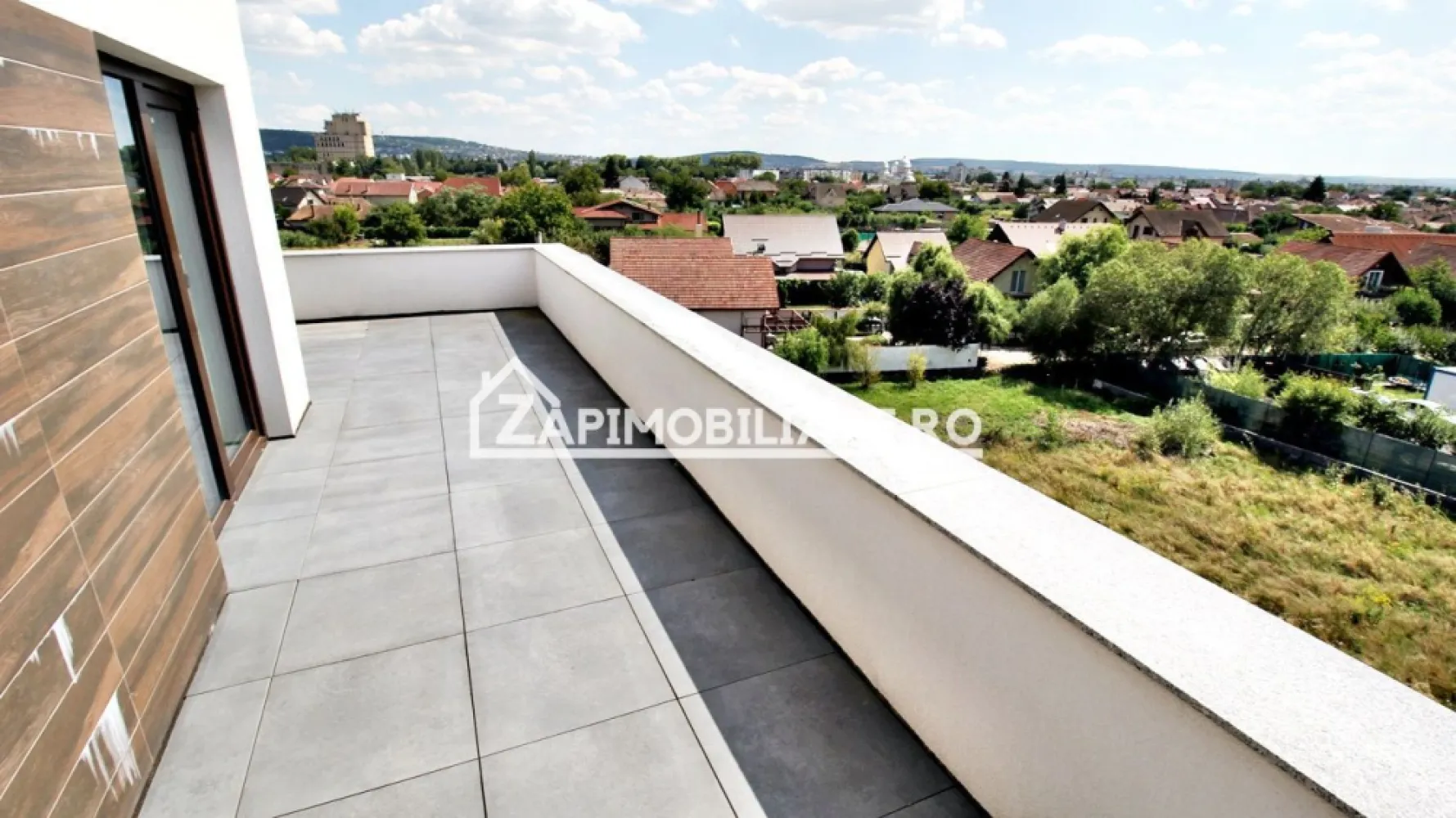 Penthouse 3 cam.1 terasă,1 balcon 2 băi,1 dressing,1 parcare - Contact 0774048706 Bogdan
De vânzare Penthous cu LIFT, 3 camere decomandat confort 1, situat în cartierul Unirii, strada Constandin Hagi Stoian ,in spate la Penny, suprafață utilă de 108 mp, suprafata construita 170 mp.situat la etajul 4 din 4 oferit de Zap Imobiliare 
Detalii: 
- 1 living, 2 dormitoare, 1 bucătărie, 2 băi, 1 terasă, 1 balcon, 1 hol,1 debara, 1 dressing
- centrală termică, incălzire in pardoseală, geamuri tripan, ușă metalică.interfon,
Proprietatea se află într-o zonă cu un confort deosebit, datorită amplasării în imediata apropiere a tot ceea ce înseamnă viață modernă, și anume: mijloace de transport în comun, magazine, unități de învățământ de toate gradele, piață, parc, bănci, farmacii, s.a.
Locuința se vinde semifinisată la prețul de 182.000 Euro negociabil. Comisionul este ZERO!
Contact 0774048706 Bogdan

Dacă vă place această ofertă - sau pentru alte informații sunați la numărul de contact din anunț! 
Compania Zap Imobiliare vă pune la dispoziție toate informațiile, actele și documentele necesare alături de asistență și consiliere permanentă până la finalizarea achiziției imobiliare. Ne dorim să îți oferim cea mai plăcută experiență, îndeplinim vise cu pereți!