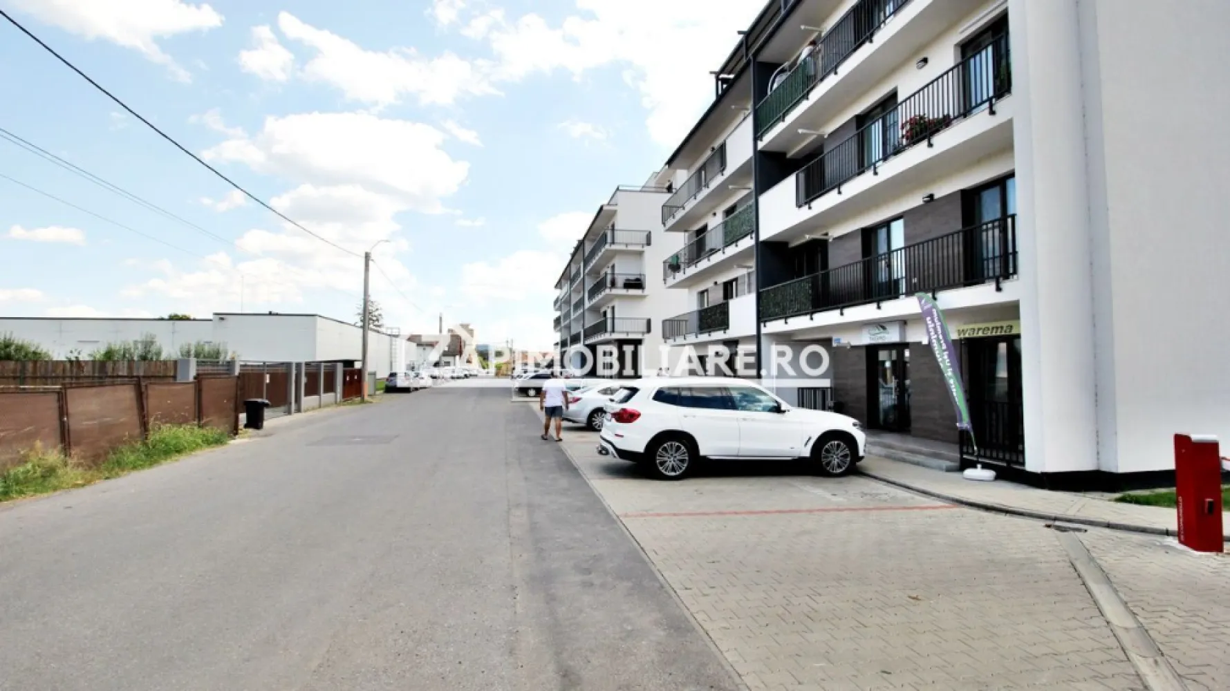 Penthouse 3 cam.1 terasă,1 balcon 2 băi,1 dressing,1 parcare - Contact 0774048706 Bogdan
De vânzare Penthous cu LIFT, 3 camere decomandat confort 1, situat în cartierul Unirii, strada Constandin Hagi Stoian ,in spate la Penny, suprafață utilă de 108 mp, suprafata construita 170 mp.situat la etajul 4 din 4 oferit de Zap Imobiliare 
Detalii: 
- 1 living, 2 dormitoare, 1 bucătărie, 2 băi, 1 terasă, 1 balcon, 1 hol,1 debara, 1 dressing
- centrală termică, incălzire in pardoseală, geamuri tripan, ușă metalică.interfon,
Proprietatea se află într-o zonă cu un confort deosebit, datorită amplasării în imediata apropiere a tot ceea ce înseamnă viață modernă, și anume: mijloace de transport în comun, magazine, unități de învățământ de toate gradele, piață, parc, bănci, farmacii, s.a.
Locuința se vinde semifinisată la prețul de 182.000 Euro negociabil. Comisionul este ZERO!
Contact 0774048706 Bogdan

Dacă vă place această ofertă - sau pentru alte informații sunați la numărul de contact din anunț! 
Compania Zap Imobiliare vă pune la dispoziție toate informațiile, actele și documentele necesare alături de asistență și consiliere permanentă până la finalizarea achiziției imobiliare. Ne dorim să îți oferim cea mai plăcută experiență, îndeplinim vise cu pereți!