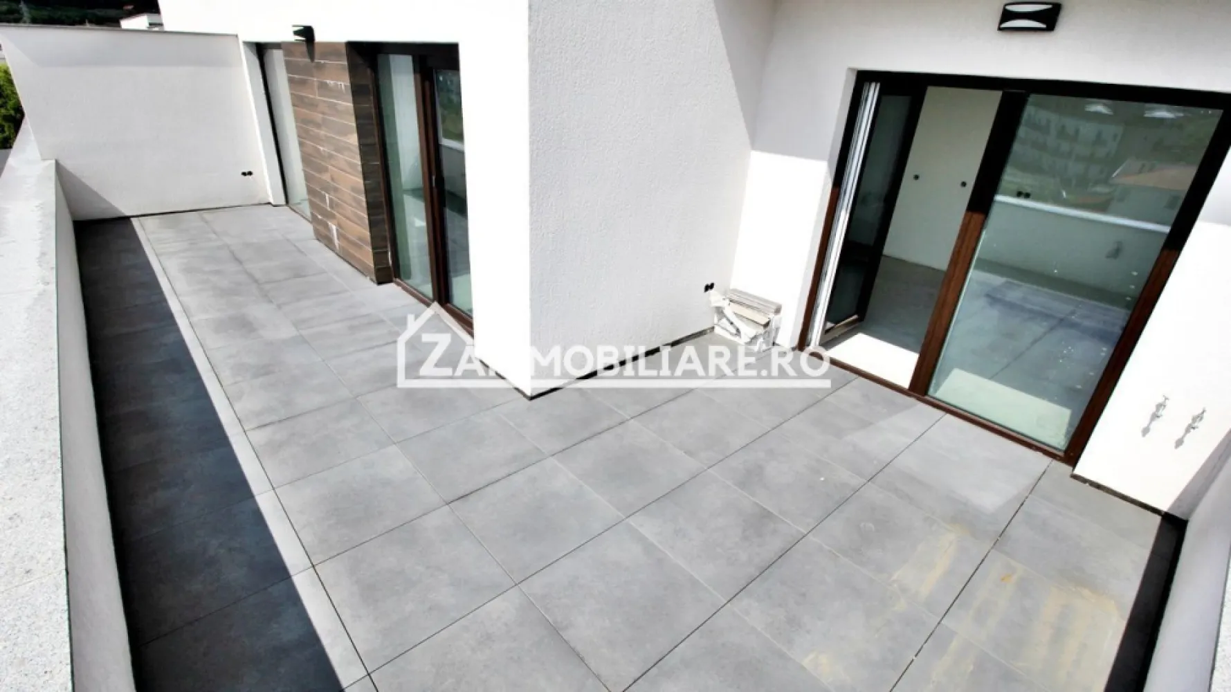 Penthouse 3 cam.1 terasă,1 balcon 2 băi,1 dressing,1 parcare - Contact 0774048706 Bogdan
De vânzare Penthous cu LIFT, 3 camere decomandat confort 1, situat în cartierul Unirii, strada Constandin Hagi Stoian ,in spate la Penny, suprafață utilă de 108 mp, suprafata construita 170 mp.situat la etajul 4 din 4 oferit de Zap Imobiliare 
Detalii: 
- 1 living, 2 dormitoare, 1 bucătărie, 2 băi, 1 terasă, 1 balcon, 1 hol,1 debara, 1 dressing
- centrală termică, incălzire in pardoseală, geamuri tripan, ușă metalică.interfon,
Proprietatea se află într-o zonă cu un confort deosebit, datorită amplasării în imediata apropiere a tot ceea ce înseamnă viață modernă, și anume: mijloace de transport în comun, magazine, unități de învățământ de toate gradele, piață, parc, bănci, farmacii, s.a.
Locuința se vinde semifinisată la prețul de 182.000 Euro negociabil. Comisionul este ZERO!
Contact 0774048706 Bogdan

Dacă vă place această ofertă - sau pentru alte informații sunați la numărul de contact din anunț! 
Compania Zap Imobiliare vă pune la dispoziție toate informațiile, actele și documentele necesare alături de asistență și consiliere permanentă până la finalizarea achiziției imobiliare. Ne dorim să îți oferim cea mai plăcută experiență, îndeplinim vise cu pereți!