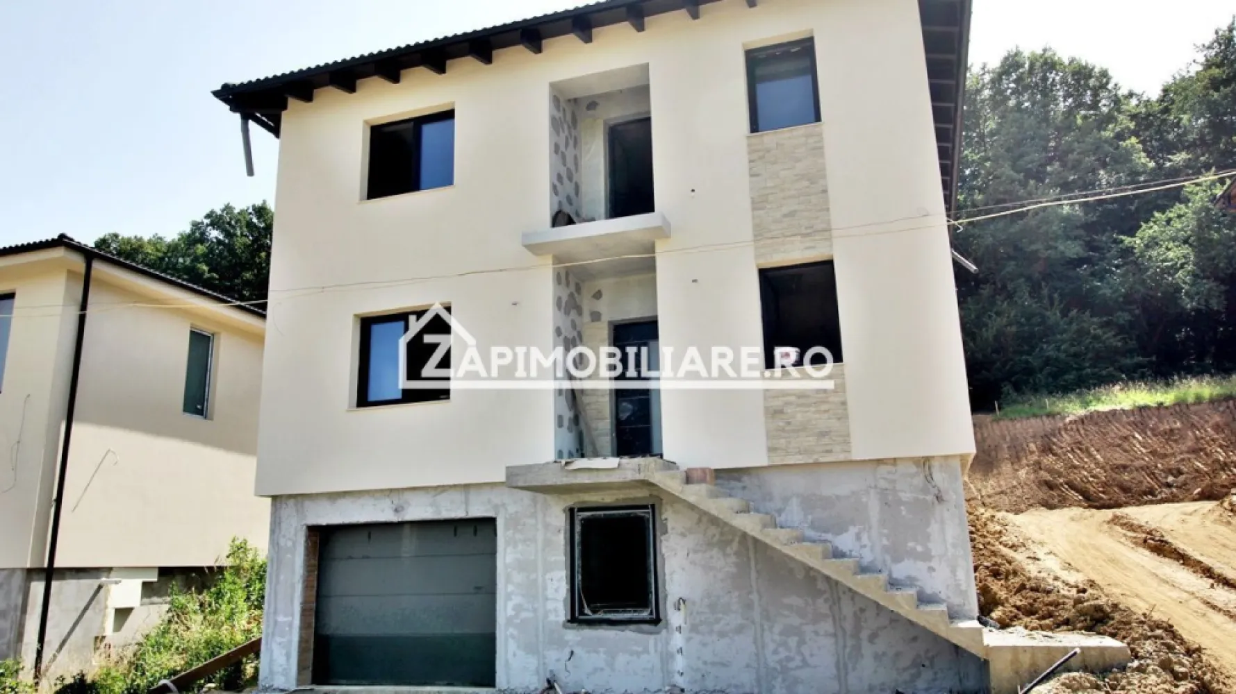 Casa D-P-E 240 mp, teren 800 mp,comosion ZERO! - De vânzare casă, singur în curte 4 camere situată în Corunca suprafața utilă de 182 mp.suprafata construită 240 
mp, amplasată pe un teren cu suprafața de 800 mp,
Compartimentare:
- la demisol 62 mp utili
- la parter: 1 living, 1 bucătărie, 1 baie,1 terasă, 1 debara.
- la etaj 3 dormitoare, 2 băi, 1 balcon,la etaj înălțimea camerelor este de 2,70 m,
Detalii:
- centrală termică, calorifere, geamuri tripan
- fundația casei are o adâncime de 1,5 m, pereții sunt din cărămidă, acoperișul de țiglă, izolată cu polistiren de 10 cm.
- anul construcției 2025
Utilitați:
- curent, apă, gaz, canalizare
Casa se vinde semifinisată cu centrală,calorifere, exteriorul finisat la prețul de 199.000 Euro + tva negociabil Comision ZERO! Disponibilă casă D-P cu suprafata utilă de 266 mp si teren cu suprafața de 800 mp la prețul de 239.000 euro+ tva
Daca vă place această ofertă sau pentru alte informații sunați la numărul de contact din anunț! 0774048706 Bogdan
Compania Zap Imobiliare vă pune la dispoziție toate actele și documentele necesare alături de asistență și consiliere permanentă până la finalizarea achiziției imobiliare.
Ne dorim să îți oferim cea mai plăcută experiență, îndeplinim vise cu pereți!ĺ