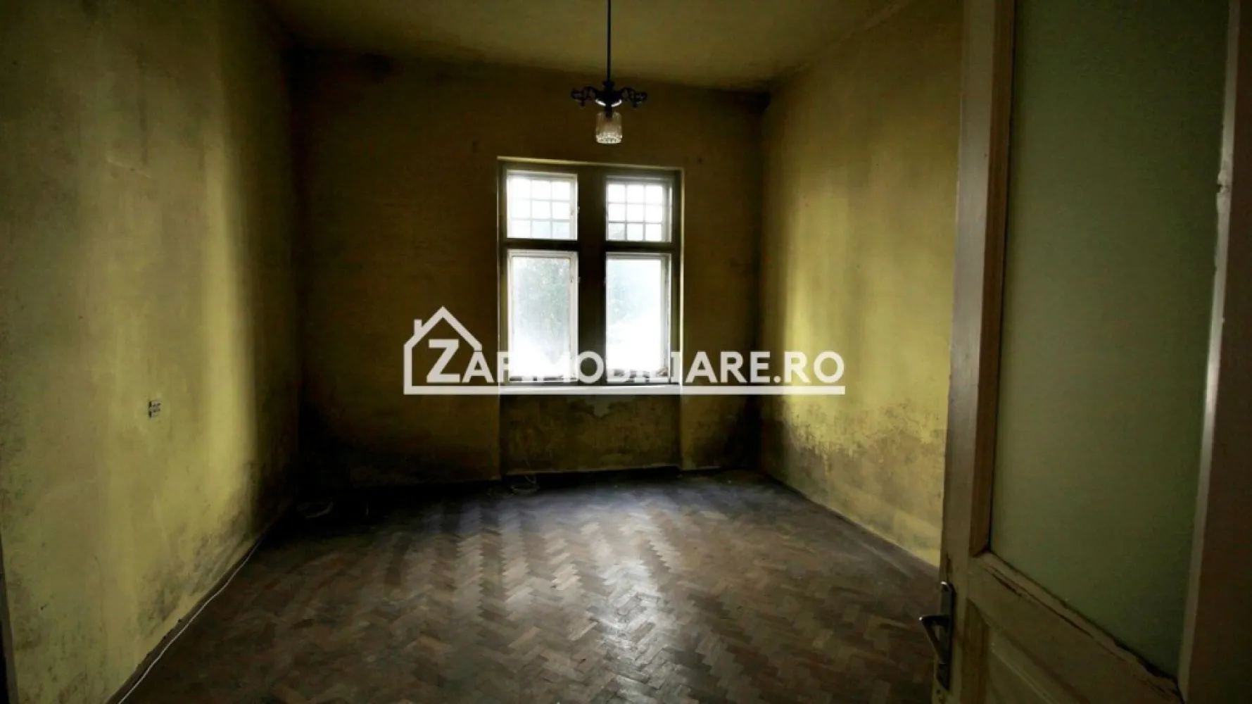 Casa 3 camere, 113 mp, 170 mp teren, zona Cetate - Contact 0774048706 Bogdan
De vânzare casă, curte comună, 3 camere ,1 bucătărie, 1 baie, 1 antreu, 1 terasă,situată pe strada Nicolae Iorga langă Cetate, suprafața utilă de 90 mpsuprafata construită 113 .mp amplasată pe un teren cu suprafața de 170 mp, 
Compartimentare:
- 1 living, 2 dormitoare,1 bucătărie, 1 baie, 1 antreu, 1 terasă
 
Detalii:
- fundația casei are o adâncime de 1 m, pereții sunt din cărămidă, acoperișul de țiglă
- pod mansardabil, 

Utilitați:
- curent, apă, gaz, canalizare

Casa se vinde la prețul de 212.000 Euro negociabil. Comision ZERO!
Contact 0774048706 Bogdan
Daca vă place această ofertă sau pentru alte informații sunați la numărul de contact din anunț! 
Compania Zap Imobiliare vă pune la dispoziție toate actele și documentele necesare alături de asistență și consiliere permanentă până la finalizarea achiziției imobiliare. 
Ne dorim să îți oferim cea mai plăcută experiență, îndeplinim vise cu pereți!