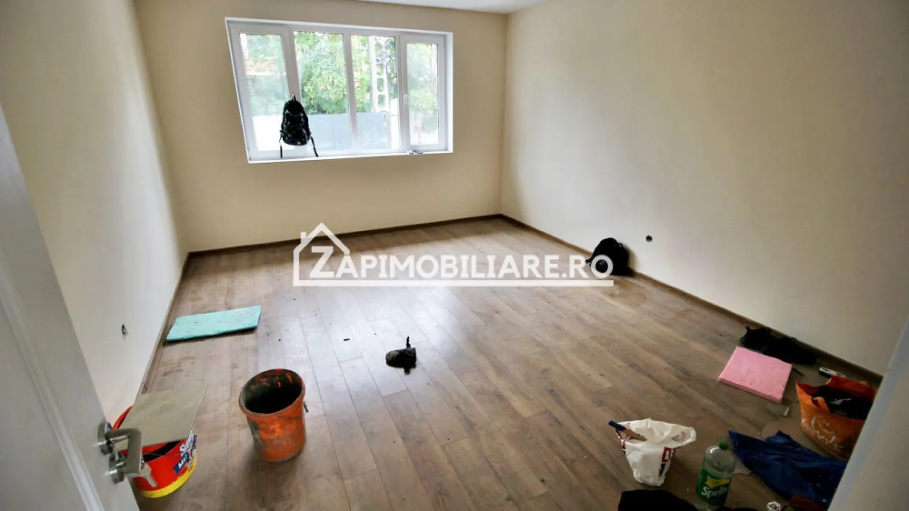 Casa 3 camere, renovată,90 mp, 3500 mp teren, cartier Unirii - Contact 0774048706 Bogdan
De închiriat casă, singur în curte, 2 camere recent renovată,situată în cartierul Unirii suprafața utilă de 90 mp amplasată pe un teren cu suprafață de 500 mp.
Compartimentare:
- 1 bucătărie, 1 baie, 2 dormitoare, 1 hol, 
Detalii:
- centrală termică, calorifere, geamuri termopan
Casa se închiriază mobilată și utilată la prețul de 650 Euro negociabil.
Comisionul perceput este de 50% din valoarea primei chirii si se plateste o singura data in momentul semnarii contractului de inchiriere.
Contact 0774048706 Bogdan
Acest anunț nu corespunde cerințelor tale? Sună la numărul afișat în anunț și unul dintre agenții noștri te va ajuta cu alte oferte personalizate în funcție de cerințele tale.