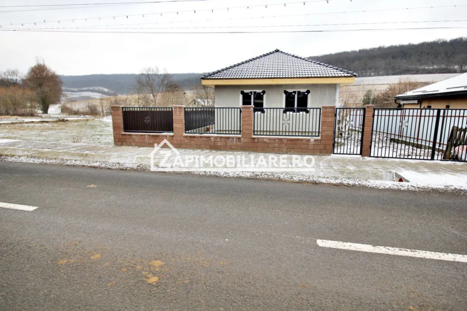Casa 3 camere, 85mp, 430mp teren, garg,pavaj,0% comision - Contact 0774048706 Bogdan
De vânzare casă pe 1 nivel, singur în curte, 3 camere situată în cartierul Unirii, strada Remetea, suprafața utilă de 65 mp. suprafata construită 85 mp, amplasată pe un teren cu suprafața de 430 mp, 
Compartimentare:
- 1 living, 1 bucătărie, 1 baie 2 dormitoare, 1 baie, 1 1 terasă
Detalii:
- centrală termică, calorifere, geamuri termopan, 
- fundația casei are o adâncime de 1 m, pereții sunt din cărămidă, acoperișul de țiglă, izolată cu polistiren de 10 cm.
- pod mansardabil, 
- anul construcției 2023
- gardul si pavajul incluse in pret
Utilitați:
- curent, apă, gaz, canalizare

Casa se vinde semifinisată la prețul de 129.000 Euro negociabil. Comision ZERO!
Contact 0774048706 Bogdan
Daca vă place această ofertă sau pentru alte informații sunați la numărul de contact din anunț! 
Compania Zap Imobiliare vă pune la dispoziție toate actele și documentele necesare alături de asistență și consiliere permanentă până la finalizarea achiziției imobiliare. 
Ne dorim să îți oferim cea mai plăcută experiență, îndeplinim vise cu pereți!