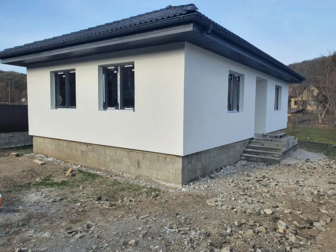 Casa 3 camere, 85mp, 430mp teren, garg,pavaj,0% comision - Contact 0774048706 Bogdan
De vânzare casă pe 1 nivel, singur în curte, 3 camere situată în cartierul Unirii, strada Remetea, suprafața utilă de 65 mp. suprafata construită 85 mp, amplasată pe un teren cu suprafața de 430 mp, 
Compartimentare:
- 1 living, 1 bucătărie, 1 baie 2 dormitoare, 1 baie, 1 1 terasă
Detalii:
- centrală termică, calorifere, geamuri termopan, 
- fundația casei are o adâncime de 1 m, pereții sunt din cărămidă, acoperișul de țiglă, izolată cu polistiren de 10 cm.
- pod mansardabil, 
- anul construcției 2023
- gardul si pavajul incluse in pret
Utilitați:
- curent, apă, gaz, canalizare

Casa se vinde semifinisată la prețul de 129.000 Euro negociabil. Comision ZERO!
Contact 0774048706 Bogdan
Daca vă place această ofertă sau pentru alte informații sunați la numărul de contact din anunț! 
Compania Zap Imobiliare vă pune la dispoziție toate actele și documentele necesare alături de asistență și consiliere permanentă până la finalizarea achiziției imobiliare. 
Ne dorim să îți oferim cea mai plăcută experiență, îndeplinim vise cu pereți!