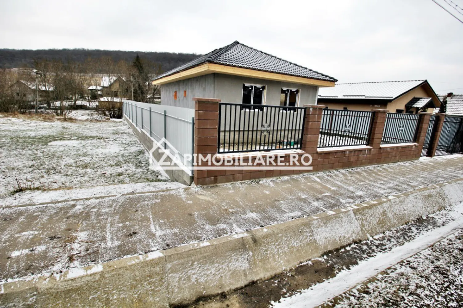 Casa 3 camere, 85mp, 430mp teren, garg,pavaj,0% comision - Contact 0774048706 Bogdan
De vânzare casă pe 1 nivel, singur în curte, 3 camere situată în cartierul Unirii, strada Remetea, suprafața utilă de 65 mp. suprafata construită 85 mp, amplasată pe un teren cu suprafața de 430 mp, 
Compartimentare:
- 1 living, 1 bucătărie, 1 baie 2 dormitoare, 1 baie, 1 1 terasă
Detalii:
- centrală termică, calorifere, geamuri termopan, 
- fundația casei are o adâncime de 1 m, pereții sunt din cărămidă, acoperișul de țiglă, izolată cu polistiren de 10 cm.
- pod mansardabil, 
- anul construcției 2023
- gardul si pavajul incluse in pret
Utilitați:
- curent, apă, gaz, canalizare

Casa se vinde semifinisată la prețul de 129.000 Euro negociabil. Comision ZERO!
Contact 0774048706 Bogdan
Daca vă place această ofertă sau pentru alte informații sunați la numărul de contact din anunț! 
Compania Zap Imobiliare vă pune la dispoziție toate actele și documentele necesare alături de asistență și consiliere permanentă până la finalizarea achiziției imobiliare. 
Ne dorim să îți oferim cea mai plăcută experiență, îndeplinim vise cu pereți!