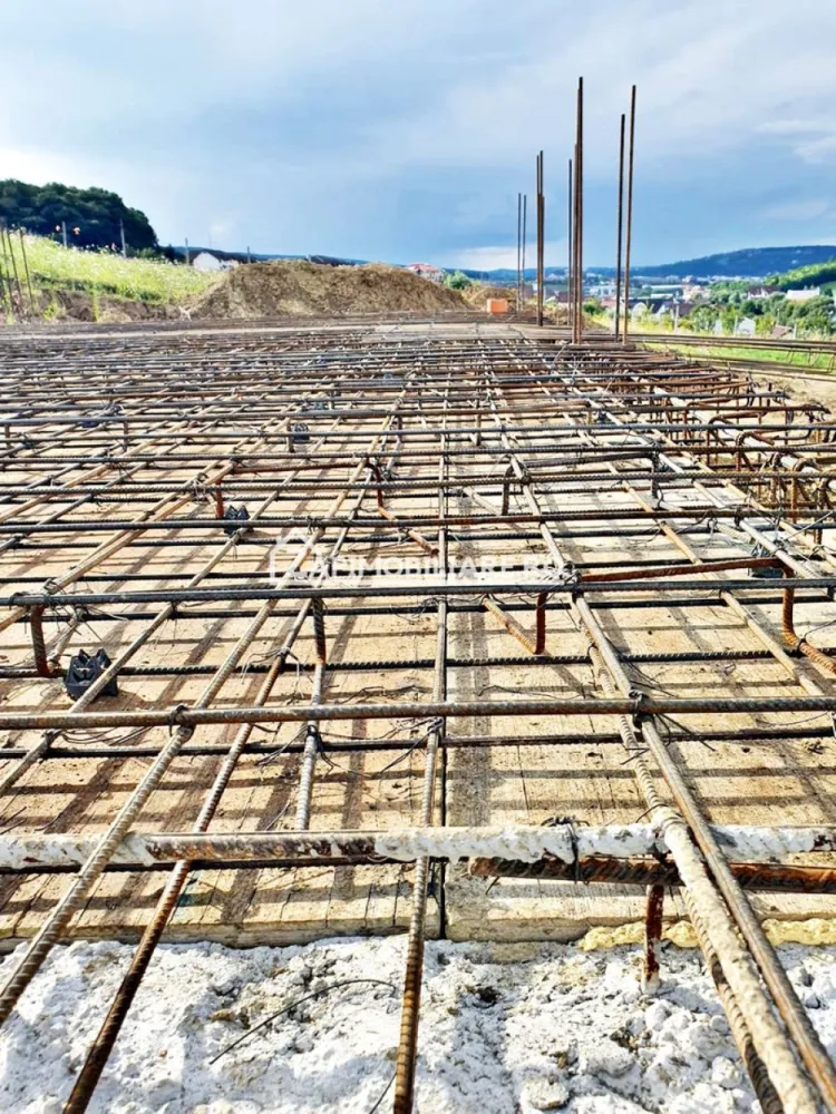 Casa 4 camere, zona Spitalul nou de Oncologie 0% comision - Contact 0774048706 Bogdan
De vânzare casă tip Duplex cu pereti dublii, singur în curte 4 camere, 2 băi, situată aproape de Spitalul nou de Oncologie, suprafața utilă de 116 mp. amplasată pe un teren cu suprafața de 250 mp,
Compartimentare:
- la parter: 1 living, 1 bucătărie, 1 baie, 1 hol, 2 terase acoperite
- la etaj: 3 dormitoare, 2 băi

Detalii:
- centrală termică,incălzire in pardoseală, geamuri tripan
- fundația casei are o adâncime de 1 m, pereții sunt din cărămidă, acoperișul de țiglă, izolată cu polistiren de 10 cm.
- anul construcției 2023

Utilitați:
- curent, apă, gaz, canalizare

Casa se vinde semifinisată la prețul de 142.000 plus tva Comision ZERO!
Contact 0774048706 Bogdan
Daca vă place această ofertă sau pentru alte informații sunați la numărul de contact din anunț! 
Compania Zap Imobiliare vă pune la dispoziție toate actele și documentele necesare alături de asistență și consiliere permanentă până la finalizarea achiziției imobiliare. 
Ne dorim să îți oferim cea mai plăcută experiență, îndeplinim vise cu pereți!