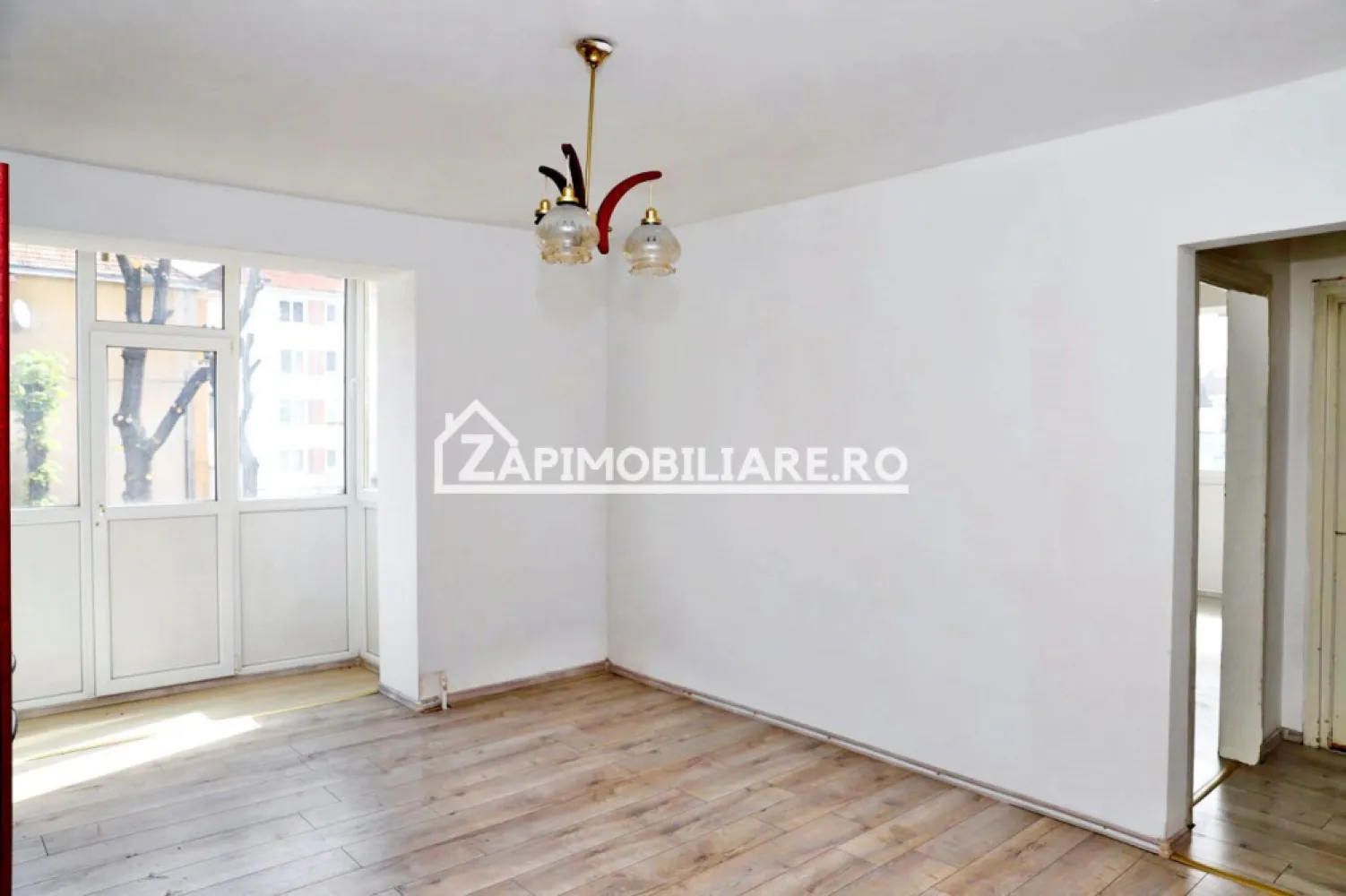 Apartament 2 camere, 55 mp, Toplita - Contact 0774048706 Bogdan
De vânzare apartament 2 camere decomandat confort 1 , situat în Toplita strada Cerbului, suprafață utilă de 55 mp, situat la etajul 2 din 4 oferit de Zap Imobiliare 
Detalii: 
- 1 living, 1 dormitor, 1 bucătărie, 1 baie, 1 balcon închis, 1 hol
- geamuri tripan, ușă metalică..
- incălzire pe lemne
Proprietatea se află într-o zonă cu un confort deosebit, datorită amplasării în imediata apropiere a tot ceea ce înseamnă viață modernă, și anume: mijloace de transport în comun, magazine, unități de învățământ de toate gradele, piață, parc, bănci, farmacii, s.a.
Locuința se vinde partial mobilată și partial utilată la prețul de 47.000 Euro negociabil. Comisionul este ZERO!
Contact 0774048706 Bogdan
Posibilitate și în rate cu un avans minim de 35.000 euro
Dacă vă place această ofertă - sau pentru alte informații sunați la numărul de contact din anunț! 
Compania Zap Imobiliare vă pune la dispoziție toate informațiile, actele și documentele necesare alături de asistență și consiliere permanentă până la finalizarea achiziției imobiliare. Ne dorim să îți oferim cea mai plăcută experiență, îndeplinim vise cu pereți!