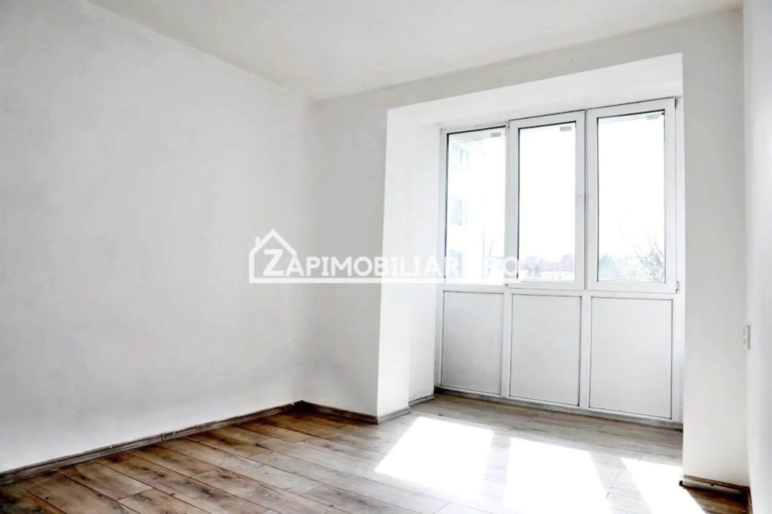 Apartament 2 camere, 55 mp, Toplita - Contact 0774048706 Bogdan
De vânzare apartament 2 camere decomandat confort 1 , situat în Toplita strada Cerbului, suprafață utilă de 55 mp, situat la etajul 2 din 4 oferit de Zap Imobiliare 
Detalii: 
- 1 living, 1 dormitor, 1 bucătărie, 1 baie, 1 balcon închis, 1 hol
- geamuri tripan, ușă metalică..
- incălzire pe lemne
Proprietatea se află într-o zonă cu un confort deosebit, datorită amplasării în imediata apropiere a tot ceea ce înseamnă viață modernă, și anume: mijloace de transport în comun, magazine, unități de învățământ de toate gradele, piață, parc, bănci, farmacii, s.a.
Locuința se vinde partial mobilată și partial utilată la prețul de 47.000 Euro negociabil. Comisionul este ZERO!
Contact 0774048706 Bogdan
Posibilitate și în rate cu un avans minim de 35.000 euro
Dacă vă place această ofertă - sau pentru alte informații sunați la numărul de contact din anunț! 
Compania Zap Imobiliare vă pune la dispoziție toate informațiile, actele și documentele necesare alături de asistență și consiliere permanentă până la finalizarea achiziției imobiliare. Ne dorim să îți oferim cea mai plăcută experiență, îndeplinim vise cu pereți!