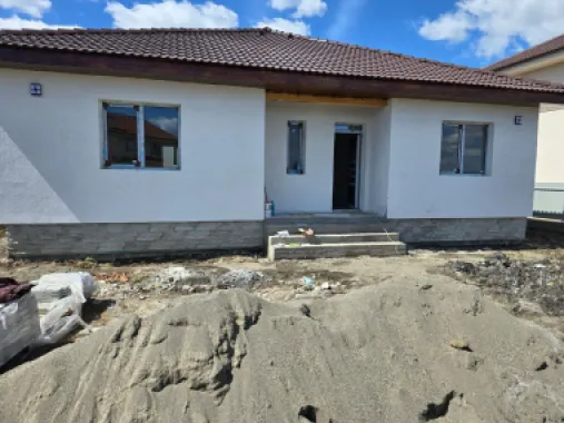 Casa 4 cam.2 băi,1 pivniță 1 dressing,500mp.teren,gard,pavaj