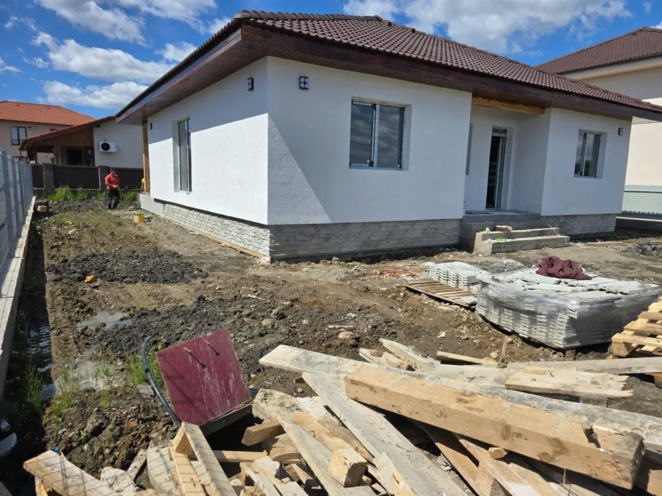 Casa 4 cam.2 băi,1 pivniță 1 dressing,500mp.teren,gard,pavaj