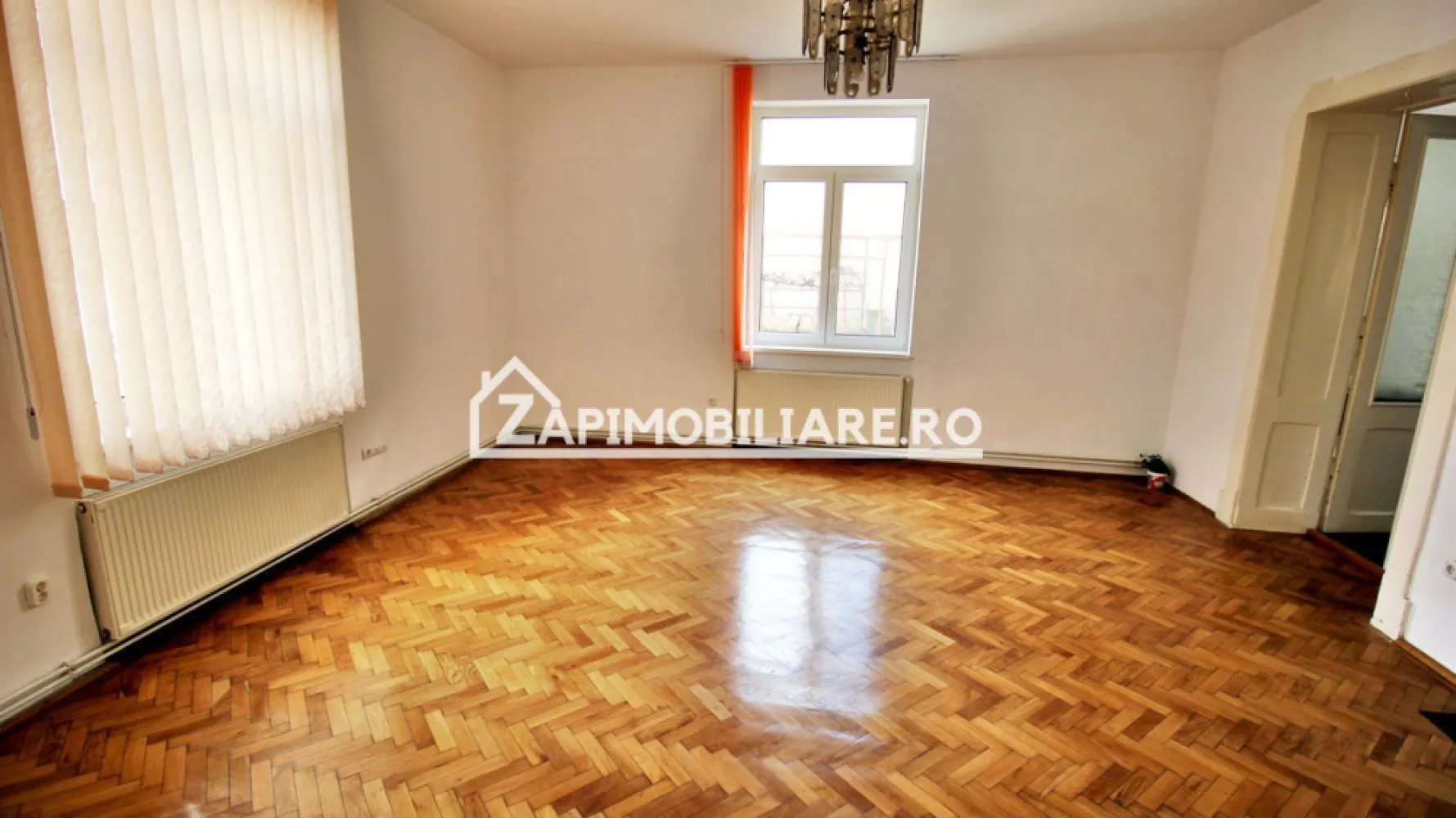 Casa 5 camere,3 băi,180 mp.teren 371 mp.Central - De vânzare casa 3 camere ,2băi, 1 hol,1 debara ,teren 371 mp + 1 apartament cu 1 camera ,1 baie ,1 bucatarie,1 parcare, pod mansardabil situata în zona Centrală ideal pentru sedii firme, punct de lucru, birouri,cabinet medical, salon și locuit 
Casa se vinde la prețul de 375.000 euro.negociabil Comision ZERO 
Acest anunț nu corespunde cerințelor tale? Sună la numărul afișat în anunț și unul dintre agenții noștri te va ajuta cu alte oferte personalizate în funcție de cerințele tale.
Contact 077 4048706 Bogdan