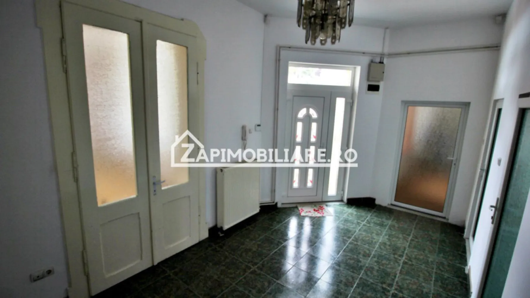 Casa 5 camere,3 băi,180 mp.teren 371 mp.Central - De vânzare casa 3 camere ,2băi, 1 hol,1 debara ,teren 371 mp + 1 apartament cu 1 camera ,1 baie ,1 bucatarie,1 parcare, pod mansardabil situata în zona Centrală ideal pentru sedii firme, punct de lucru, birouri,cabinet medical, salon și locuit 
Casa se vinde la prețul de 375.000 euro.negociabil Comision ZERO 
Acest anunț nu corespunde cerințelor tale? Sună la numărul afișat în anunț și unul dintre agenții noștri te va ajuta cu alte oferte personalizate în funcție de cerințele tale.
Contact 077 4048706 Bogdan