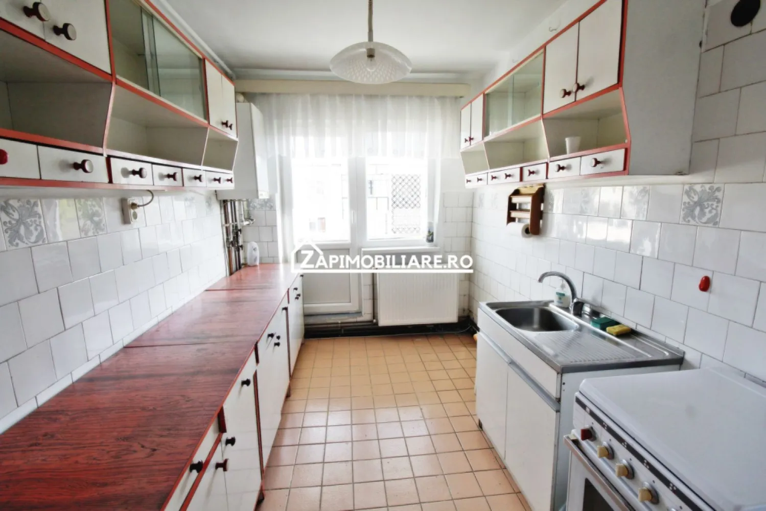 Dambu Pietros - Zona Ansamblul Muresul - 4 camere - 2 balcoane - Mentionati ID-ul proprietatii cand apelati: CP1793758
Contact ⓪⑦②⑥ ②②③ ⑧⑧⑥ Sebastian
De vânzare apartament 4 camere decomandat confort 1, situat în cartierul Dambu Pietros in spate la Ansamblul Muresul , suprafață utilă de 75 mp + balcoane, situat la etajul 4 din 4 oferit de Zap Imobiliare 
Detalii: 
- 1 living, 3 dormitor, 1 bucătărie, 2 bai ( una cu geam), 2 balcone 
- centrală termică, calorifere, geamuri termopan, ușă metalică.

Locuința se vinde la prețul de 111000 Euro negociabil. Comisionul este ZERO pentru cumparator
Contact ⓪⑦②⑥ ②②③ ⑧⑧⑥ Sebastian

Proprietatea se află într-o zonă cu un confort deosebit, datorită amplasării în imediata apropiere a tot ceea ce înseamnă viață modernă, și anume: mijloace de transport în comun, magazine, unități de învățământ de toate gradele, piață, parc, bănci, farmacii, s.a.
Dacă vă place această ofertă - sau pentru alte informații sunați la numărul de contact din anunț! 
Compania Zap Imobiliare vă pune la dispoziție toate informațiile, actele și documentele necesare alături de asistență și consiliere permanentă până la finalizarea achiziției imobiliare. Ne dorim să îți oferim cea mai plăcută experiență, îndeplinim vise cu pereți!