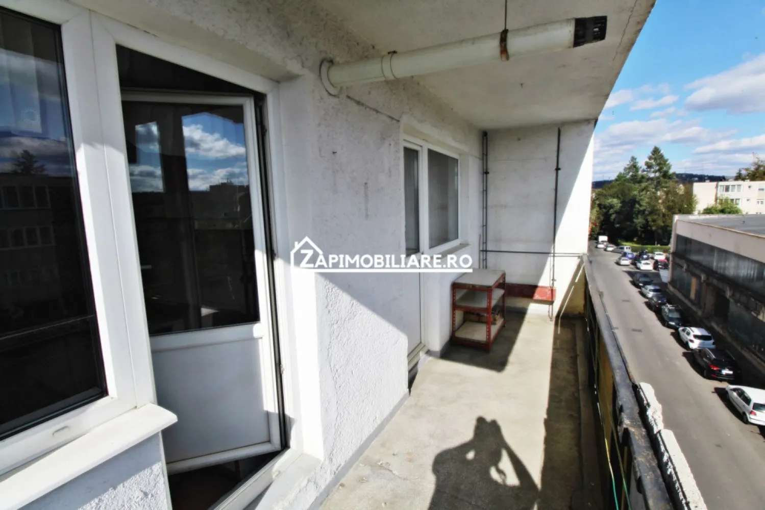 Dambu Pietros - Zona Ansamblul Muresul - 4 camere - 2 balcoane - Mentionati ID-ul proprietatii cand apelati: CP1793758
Contact ⓪⑦②⑥ ②②③ ⑧⑧⑥ Sebastian
De vânzare apartament 4 camere decomandat confort 1, situat în cartierul Dambu Pietros in spate la Ansamblul Muresul , suprafață utilă de 75 mp + balcoane, situat la etajul 4 din 4 oferit de Zap Imobiliare 
Detalii: 
- 1 living, 3 dormitor, 1 bucătărie, 2 bai ( una cu geam), 2 balcone 
- centrală termică, calorifere, geamuri termopan, ușă metalică.

Locuința se vinde la prețul de 111000 Euro negociabil. Comisionul este ZERO pentru cumparator
Contact ⓪⑦②⑥ ②②③ ⑧⑧⑥ Sebastian

Proprietatea se află într-o zonă cu un confort deosebit, datorită amplasării în imediata apropiere a tot ceea ce înseamnă viață modernă, și anume: mijloace de transport în comun, magazine, unități de învățământ de toate gradele, piață, parc, bănci, farmacii, s.a.
Dacă vă place această ofertă - sau pentru alte informații sunați la numărul de contact din anunț! 
Compania Zap Imobiliare vă pune la dispoziție toate informațiile, actele și documentele necesare alături de asistență și consiliere permanentă până la finalizarea achiziției imobiliare. Ne dorim să îți oferim cea mai plăcută experiență, îndeplinim vise cu pereți!