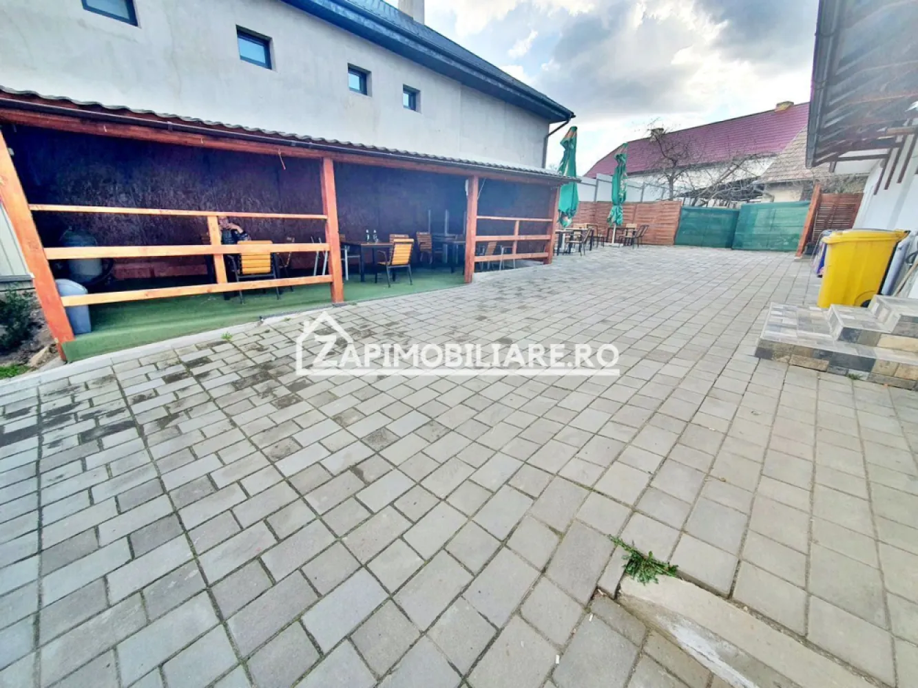 Spatiu Comercial 11 camere,370 mp utili,960 mp teren - De vanzare sau de inchiriat spațiu comercial cu deschidere la drum Judetean D- P- E ,370 mp utili,960 mp teren situat în comuna Gănesti la 30 km de Targu Mures si 5 km de Tarnaveni
Contact: Bogdan 0774048706
Detalii:
- centrală termică, calorifere, geamuri termopan.
- 4 toalete
- 11 camere
- demisol: 1 cramă 30 mp
- parter : 252 mp ,1 bar, 2 magazii, 1 separeu,1 terasă 30 mp,1 birou,1 bucătărie, 2 spatii comerciale cu deschidere la drum Judetean , 4 toalete.
 - etaj : 80 mp 
Spațiul se vinde la prețul de 265.000 euro negociabil comision ZERO
Contact 0774048706 Bogdan
-----------------------------------------------------------------------------------------------------------------------------------------
La vanzare comisionul este ZERO
Comisionul perceput la inchiriere este de 50% din valoarea primei chirii.Și se percepe o singură dată!
Acest anunț nu corespunde cerințelor tale? Sună la numărul afișat în anunț și unul dintre agenții noștri te va ajuta cu alte oferte personalizate în funcție de cerințele tale.