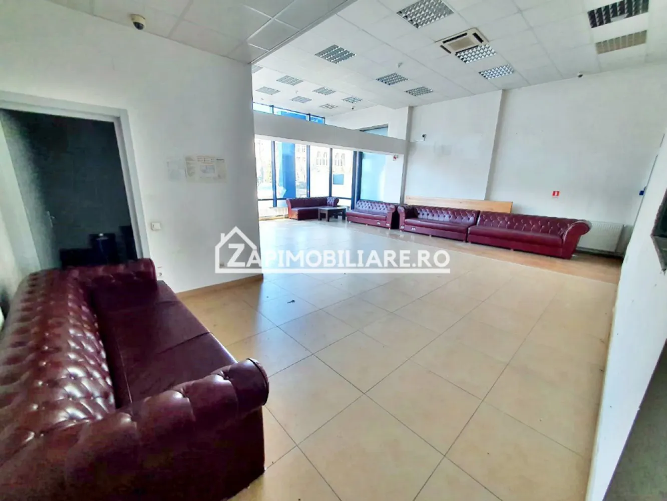 Spatiu Comercial Ultracentral 200 mp cu parcare - De închiriat spațiu comercial 200 mp situat la parter ,Ultracentral cu 2 parcări private , ideal pentru sedii firme, farmacie, punct de lucru, sală de sport, salon, 
Detalii:
- centrală termică, calorifere, geamuri termopan.
- 2 toalete
- 5 camere
Spațiul se închiriază la prețul de 4.000 euro
Contact 0774048706 Bogdan
