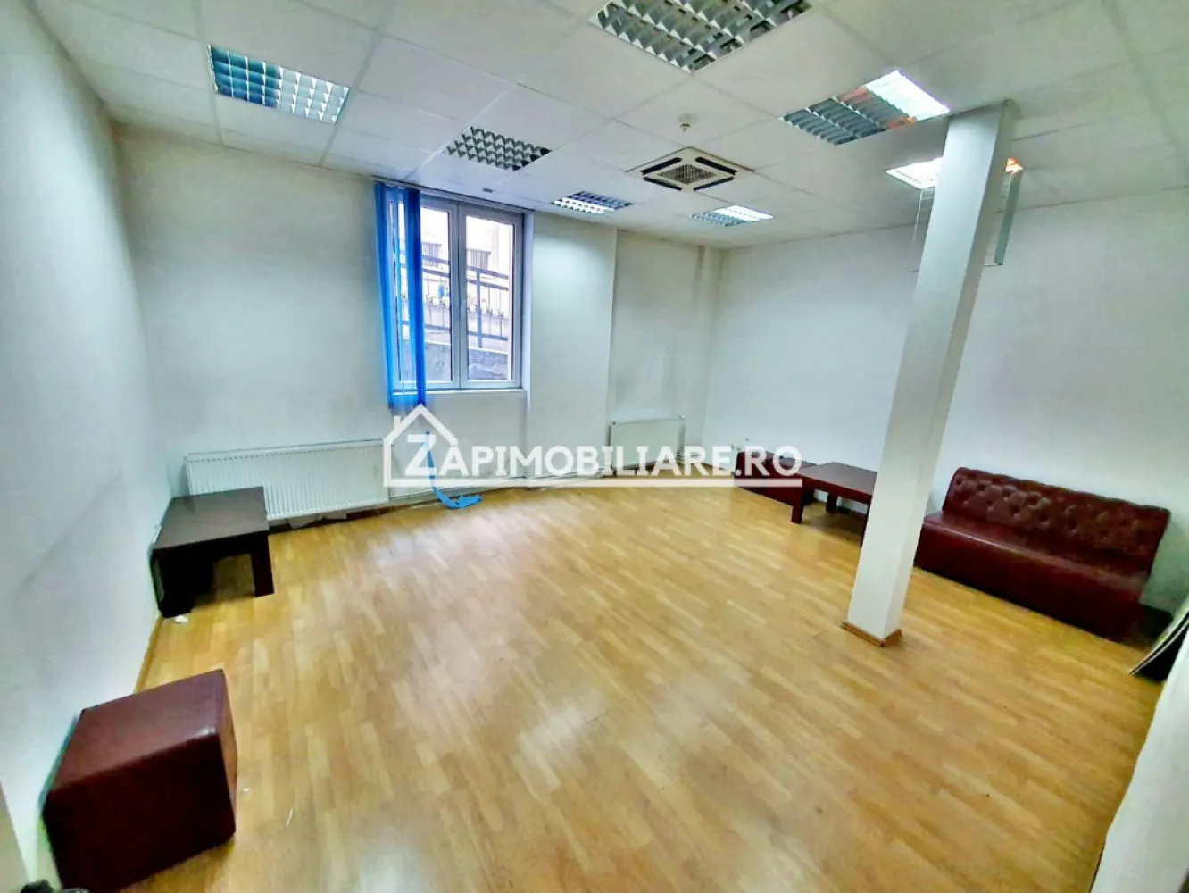 Spatiu Comercial Ultracentral 200 mp cu parcare - De închiriat spațiu comercial 200 mp situat la parter ,Ultracentral cu 2 parcări private , ideal pentru sedii firme, farmacie, punct de lucru, sală de sport, salon, 
Detalii:
- centrală termică, calorifere, geamuri termopan.
- 2 toalete
- 5 camere
Spațiul se închiriază la prețul de 4.000 euro
Contact 0774048706 Bogdan
