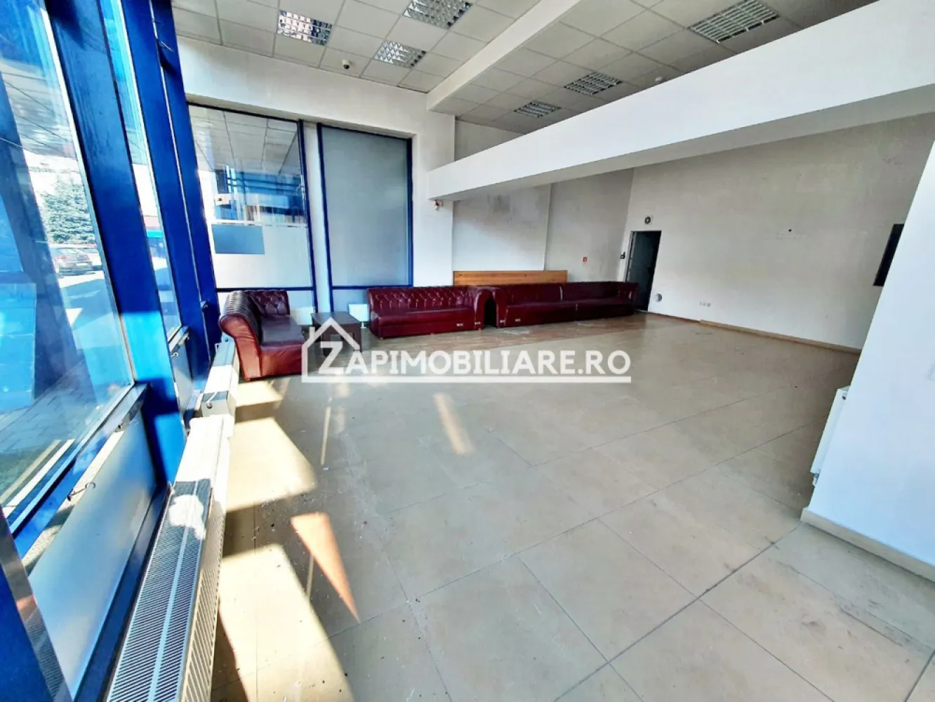 Spatiu Comercial Ultracentral 200 mp cu parcare - De închiriat spațiu comercial 200 mp situat la parter ,Ultracentral cu 2 parcări private , ideal pentru sedii firme, farmacie, punct de lucru, sală de sport, salon, 
Detalii:
- centrală termică, calorifere, geamuri termopan.
- 2 toalete
- 5 camere
Spațiul se închiriază la prețul de 4.000 euro
Contact 0774048706 Bogdan