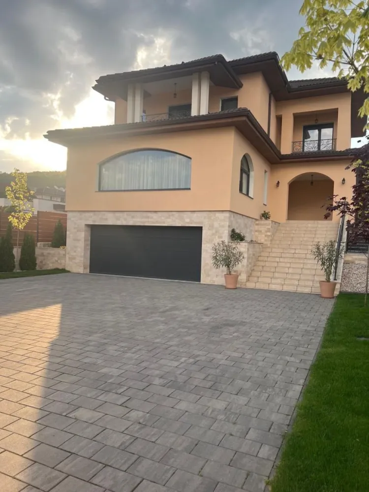 Casa 5 camere,477 mp,1077 mp teren, zona Cornisa,0%comision - Contact 0774048706 Bogdan
De vânzare casă, singur în curte, 5 camere situată în zona Cornisa suprafata desfasurată de 477 mp.mp amplasată pe un teren cu suprafața de 1077 mp, 
Compartimentare:
- la demisol 1 garaj dublu, 1 magazie, 1 spălătorie, 1 hol, 1 cameră tehnică
- la parter: 1 living, 1 dormitor,1 bucătărie, 1 baie, 2 terase acoperite, 1 hol
- la etaj: 3 dormitoare,2 băi, 2 terase acoperite,1 balcon.
- materiale de calitate premium 
Detalii:
- centrală termică, calorifere, geamuri tripan,usi din lemn,parchet stejar 
- fundația casei are o adâncime de 1 m, pereții sunt din cărămidă, acoperișul de țiglă, izolată cu polistiren de 10 cm.
- anul construcției 2020
Utilitați:
- curent, apă, gaz, canalizare
- curte amenajată cu pavaj si gazon
- poartă si usa garaj automatizate
Casa se vinde la cheie prețul de 887.000 Euro negociabil. Comision ZERO!
Contact 0774048706 Bogdan
Daca vă place această ofertă sau pentru alte informații sunați la numărul de contact din anunț! 
Compania Zap Imobiliare vă pune la dispoziție toate actele și documentele necesare alături de asistență și consiliere permanentă până la finalizarea achiziției imobiliare. 
Ne dorim să îți oferim cea mai plăcută experiență, îndeplinim vise cu pereți!