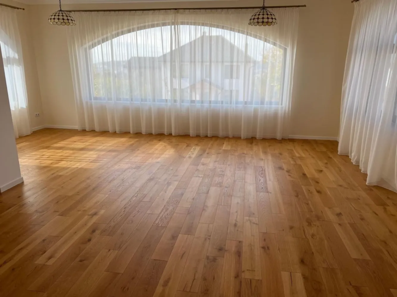 Casa 5 camere,477 mp,1077 mp teren, zona Cornisa,0%comision - Contact 0774048706 Bogdan
De vânzare casă, singur în curte, 5 camere situată în zona Cornisa suprafata desfasurată de 477 mp.mp amplasată pe un teren cu suprafața de 1077 mp, 
Compartimentare:
- la demisol 1 garaj dublu, 1 magazie, 1 spălătorie, 1 hol, 1 cameră tehnică
- la parter: 1 living, 1 dormitor,1 bucătărie, 1 baie, 2 terase acoperite, 1 hol
- la etaj: 3 dormitoare,2 băi, 2 terase acoperite,1 balcon.
- materiale de calitate premium 
Detalii:
- centrală termică, calorifere, geamuri tripan,usi din lemn,parchet stejar 
- fundația casei are o adâncime de 1 m, pereții sunt din cărămidă, acoperișul de țiglă, izolată cu polistiren de 10 cm.
- anul construcției 2020
Utilitați:
- curent, apă, gaz, canalizare
- curte amenajată cu pavaj si gazon
- poartă si usa garaj automatizate
Casa se vinde la cheie prețul de 887.000 Euro negociabil. Comision ZERO!
Contact 0774048706 Bogdan
Daca vă place această ofertă sau pentru alte informații sunați la numărul de contact din anunț! 
Compania Zap Imobiliare vă pune la dispoziție toate actele și documentele necesare alături de asistență și consiliere permanentă până la finalizarea achiziției imobiliare. 
Ne dorim să îți oferim cea mai plăcută experiență, îndeplinim vise cu pereți!