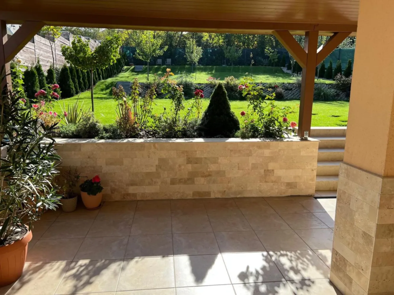 Casa 5 camere,477 mp,1077 mp teren, zona Cornisa,0%comision - Contact 0774048706 Bogdan
De vânzare casă, singur în curte, 5 camere situată în zona Cornisa suprafata desfasurată de 477 mp.mp amplasată pe un teren cu suprafața de 1077 mp, 
Compartimentare:
- la demisol 1 garaj dublu, 1 magazie, 1 spălătorie, 1 hol, 1 cameră tehnică
- la parter: 1 living, 1 dormitor,1 bucătărie, 1 baie, 2 terase acoperite, 1 hol
- la etaj: 3 dormitoare,2 băi, 2 terase acoperite,1 balcon.
- materiale de calitate premium 
Detalii:
- centrală termică, calorifere, geamuri tripan,usi din lemn,parchet stejar 
- fundația casei are o adâncime de 1 m, pereții sunt din cărămidă, acoperișul de țiglă, izolată cu polistiren de 10 cm.
- anul construcției 2020
Utilitați:
- curent, apă, gaz, canalizare
- curte amenajată cu pavaj si gazon
- poartă si usa garaj automatizate
Casa se vinde la cheie prețul de 887.000 Euro negociabil. Comision ZERO!
Contact 0774048706 Bogdan
Daca vă place această ofertă sau pentru alte informații sunați la numărul de contact din anunț! 
Compania Zap Imobiliare vă pune la dispoziție toate actele și documentele necesare alături de asistență și consiliere permanentă până la finalizarea achiziției imobiliare. 
Ne dorim să îți oferim cea mai plăcută experiență, îndeplinim vise cu pereți!