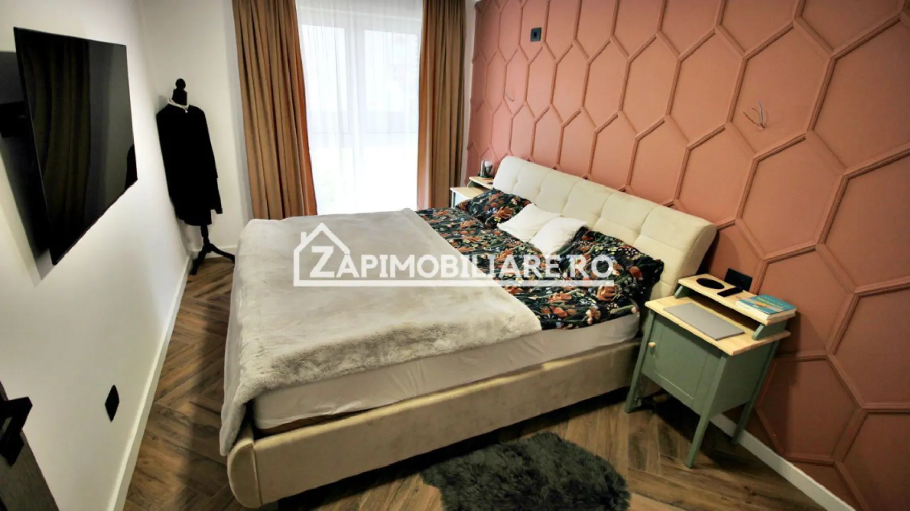 Apartament 3 camere,2 băi, mobilat LUX 82mp, cartier Maurer - Contact 0774048706 Bogdan
De vânzare apartament 3 camere decomandat confort 1, situat în cartierul Maurer, suprafață utilă de 82 mp, situat la Parter posibilitate spatiu comercial, oferit de Zap Imobiliare 
Detalii: 
- 1 living, 2 dormitoare, 1 bucătărie, 2 băi, 1 balcon , 1 dressing, 1 hol, 1 boxă la subsol
- centrală termică, incălzire in pardoseală, geamuri tripan, ușă metalică.
- masina de spalat rufe, frigider, aragaz, masină de spălat vase, aer conditionat
- posibilitate transformare in spatiu comercial
- garajul se vinde separat la pretul de 15.000 euro
- apartamentul este izolat termic si fonic cu vată bazaltică de 10 cm
Proprietatea se află într-o zonă cu un confort deosebit, datorită amplasării în imediata apropiere a tot ceea ce înseamnă viață modernă, și anume: mijloace de transport în comun, magazine, unități de învățământ de toate gradele, piață, parc, bănci, farmacii, s.a.
Locuința se vinde mobilată și utilată la prețul de 169.000 Euro negociabil. Comisionul este ZERO!
Contact 0774048706

Dacă vă place această ofertă - sau pentru alte informații sunați la numărul de contact din anunț! 
Compania Zap Imobiliare vă pune la dispoziție toate informațiile, actele și documentele necesare alături de asistență și consiliere permanentă până la finalizarea achiziției imobiliare. Ne dorim să îți oferim cea mai plăcută experiență, îndeplinim vise cu pereți!