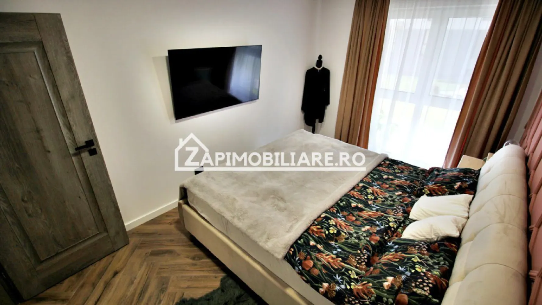 Apartament 3 camere,2 băi, mobilat LUX 82mp, cartier Maurer - Contact 0774048706 Bogdan
De vânzare apartament 3 camere decomandat confort 1, situat în cartierul Maurer, suprafață utilă de 82 mp, situat la Parter posibilitate spatiu comercial, oferit de Zap Imobiliare 
Detalii: 
- 1 living, 2 dormitoare, 1 bucătărie, 2 băi, 1 balcon , 1 dressing, 1 hol, 1 boxă la subsol
- centrală termică, incălzire in pardoseală, geamuri tripan, ușă metalică.
- masina de spalat rufe, frigider, aragaz, masină de spălat vase, aer conditionat
- posibilitate transformare in spatiu comercial
- garajul se vinde separat la pretul de 15.000 euro
- apartamentul este izolat termic si fonic cu vată bazaltică de 10 cm
Proprietatea se află într-o zonă cu un confort deosebit, datorită amplasării în imediata apropiere a tot ceea ce înseamnă viață modernă, și anume: mijloace de transport în comun, magazine, unități de învățământ de toate gradele, piață, parc, bănci, farmacii, s.a.
Locuința se vinde mobilată și utilată la prețul de 169.000 Euro negociabil. Comisionul este ZERO!
Contact 0774048706

Dacă vă place această ofertă - sau pentru alte informații sunați la numărul de contact din anunț! 
Compania Zap Imobiliare vă pune la dispoziție toate informațiile, actele și documentele necesare alături de asistență și consiliere permanentă până la finalizarea achiziției imobiliare. Ne dorim să îți oferim cea mai plăcută experiență, îndeplinim vise cu pereți!