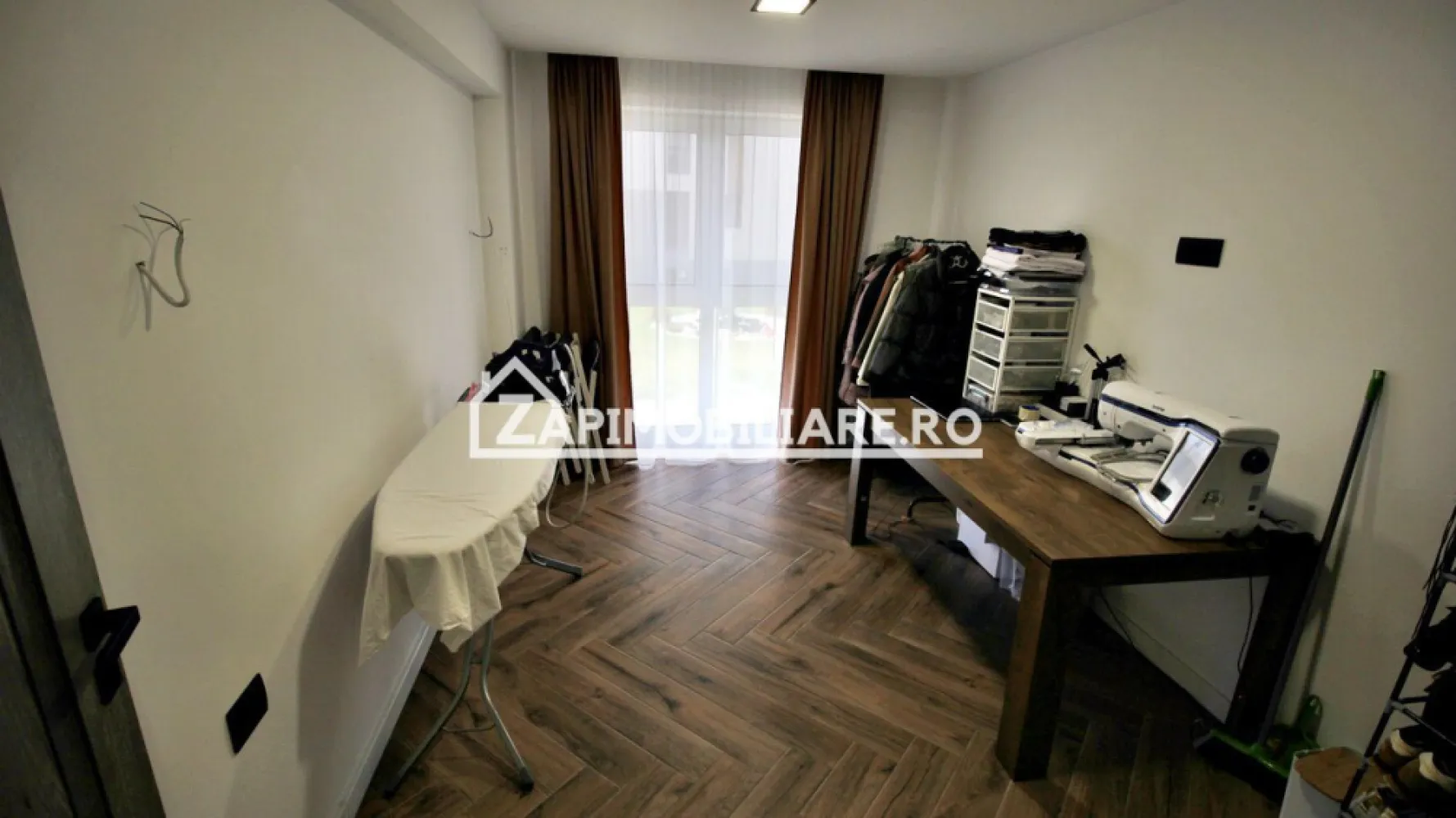 Apartament 3 camere,2 băi, mobilat LUX 82mp, cartier Maurer - Contact 0774048706 Bogdan
De vânzare apartament 3 camere decomandat confort 1, situat în cartierul Maurer, suprafață utilă de 82 mp, situat la Parter posibilitate spatiu comercial, oferit de Zap Imobiliare 
Detalii: 
- 1 living, 2 dormitoare, 1 bucătărie, 2 băi, 1 balcon , 1 dressing, 1 hol, 1 boxă la subsol
- centrală termică, incălzire in pardoseală, geamuri tripan, ușă metalică.
- masina de spalat rufe, frigider, aragaz, masină de spălat vase, aer conditionat
- posibilitate transformare in spatiu comercial
- garajul se vinde separat la pretul de 15.000 euro
- apartamentul este izolat termic si fonic cu vată bazaltică de 10 cm
Proprietatea se află într-o zonă cu un confort deosebit, datorită amplasării în imediata apropiere a tot ceea ce înseamnă viață modernă, și anume: mijloace de transport în comun, magazine, unități de învățământ de toate gradele, piață, parc, bănci, farmacii, s.a.
Locuința se vinde mobilată și utilată la prețul de 169.000 Euro negociabil. Comisionul este ZERO!
Contact 0774048706

Dacă vă place această ofertă - sau pentru alte informații sunați la numărul de contact din anunț! 
Compania Zap Imobiliare vă pune la dispoziție toate informațiile, actele și documentele necesare alături de asistență și consiliere permanentă până la finalizarea achiziției imobiliare. Ne dorim să îți oferim cea mai plăcută experiență, îndeplinim vise cu pereți!