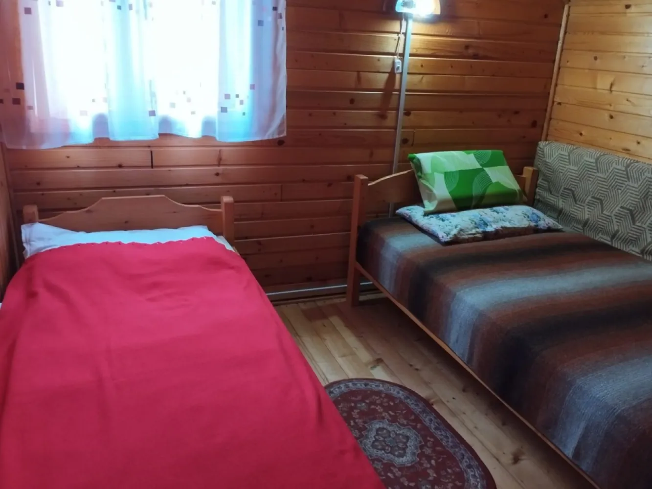 Casa 3 camere,100 mp, 565mp teren,1 baie,1 garaj 0% comision - Contact 0774048706 Bogdan
De vânzare casă,de vacantă singur în curte,3 camere situată în Campul Cetăti, suprafața utilă de 100 mp amplasată pe un teren cu suprafața de 565 mp, 
Compartimentare:
- la parter: 1 living, 1 bucătărie, 1 baie,1 cămară, 1 hol, 1 terasă acoperită, 1 magazie, 1 garaj
- la etaj: 2 dormitoare, 1 hol,1 balcon.

Detalii:
- fundația casei are o adâncime de 1 m, pereții sunt din lemn, acoperișul de țiglă.
 pod mansardabil, 
- anul construcției 2007

Utilitați:
- curent, apă, canalizare/ fosă septică.

Casa se vinde la la prețul de 79000 Euro negociabil. Comision ZERO!
Contact 0774048706 Bogdan
Daca vă place această ofertă sau pentru alte informații sunați la numărul de contact din anunț! 
Compania Zap Imobiliare vă pune la dispoziție toate actele și documentele necesare alături de asistență și consiliere permanentă până la finalizarea achiziției imobiliare. 
Ne dorim să îți oferim cea mai plăcută experiență, îndeplinim vise cu pereți!