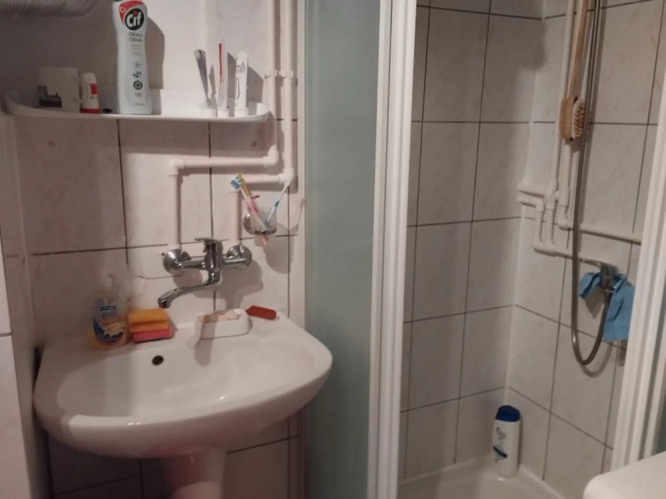 Casa 3 camere,100 mp, 565mp teren,1 baie,1 garaj 0% comision - Contact 0774048706 Bogdan
De vânzare casă,de vacantă singur în curte,3 camere situată în Campul Cetăti, suprafața utilă de 100 mp amplasată pe un teren cu suprafața de 565 mp, 
Compartimentare:
- la parter: 1 living, 1 bucătărie, 1 baie,1 cămară, 1 hol, 1 terasă acoperită, 1 magazie, 1 garaj
- la etaj: 2 dormitoare, 1 hol,1 balcon.

Detalii:
- fundația casei are o adâncime de 1 m, pereții sunt din lemn, acoperișul de țiglă.
 pod mansardabil, 
- anul construcției 2007

Utilitați:
- curent, apă, canalizare/ fosă septică.

Casa se vinde la la prețul de 79000 Euro negociabil. Comision ZERO!
Contact 0774048706 Bogdan
Daca vă place această ofertă sau pentru alte informații sunați la numărul de contact din anunț! 
Compania Zap Imobiliare vă pune la dispoziție toate actele și documentele necesare alături de asistență și consiliere permanentă până la finalizarea achiziției imobiliare. 
Ne dorim să îți oferim cea mai plăcută experiență, îndeplinim vise cu pereți!