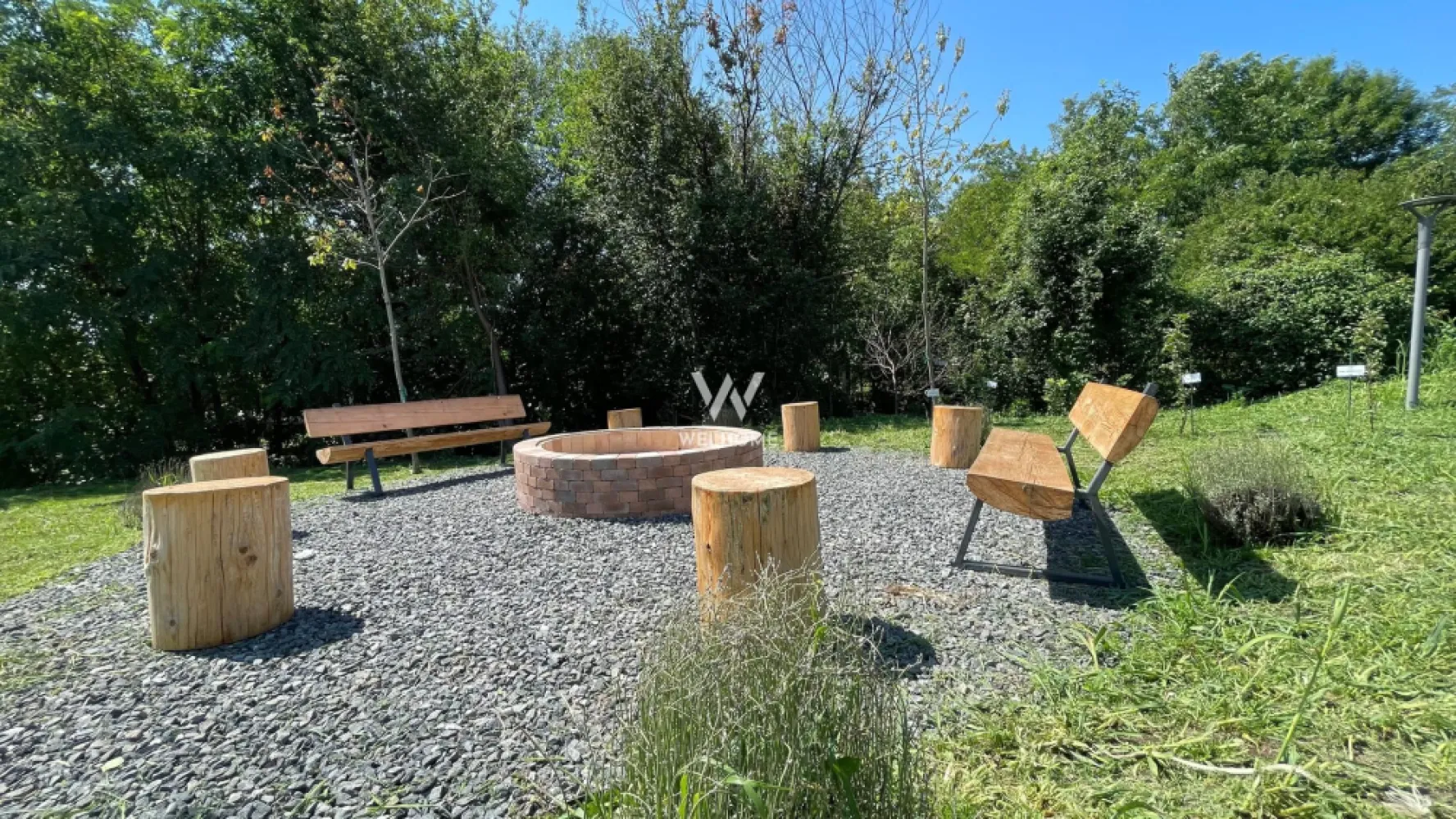 Apartament 2 camere Premium - 40 mp, Turnisor, Sibiu - Apartament Premium
Potrivit oricarei generatii, 2 camere , living si bucatarie luminoasa, calitate si confort sporit.
Ansamblu residential privat, compus din 7 blocuri a cate 35 apartamente. 
Distanta relativ scurta pana la Aeroport, Metro, Autostrada, statii de autobus, farmacii, scoli si gradinite.

Situat la 3 din3 etaje +etaj retras.
Imobil cu lift.
Suprafata: 39.6 mp utili + 10.3mp. balcoan. 

Avantaje de a fi Proprietar al acestui apartament:
 - Dotari Smart, suprafete vitrate ample, centrala in condensatie, incalzire in pardoseala cu sistem inteligent de control, termostate pe fiecare camera, prize si intrerupatoare, usa metalica la intrare, geamuri termopan 3 foi de sticla si protectie UV, jaluzele electrice la dormitor, pereți finisați.
- Bloc cu parcari subterane cat si supraterane, boxa depozitare, boxe tip bunker, lift de ultima generatie.
- Spatii verzi, zone de agrement, zona fitnes cu echipamente instalate, parcari vizitatori, videointerfon, zona BBQ, loc de joaca pentru copii, 
- Spatiile comune cat si casa scarii LA CHEIE.
- Interiorul apartamentului se preda LA ALB

Pret vanzare: 96 500 euro + TVA . 
Obtional: loc de parcare subteran/suprateran.