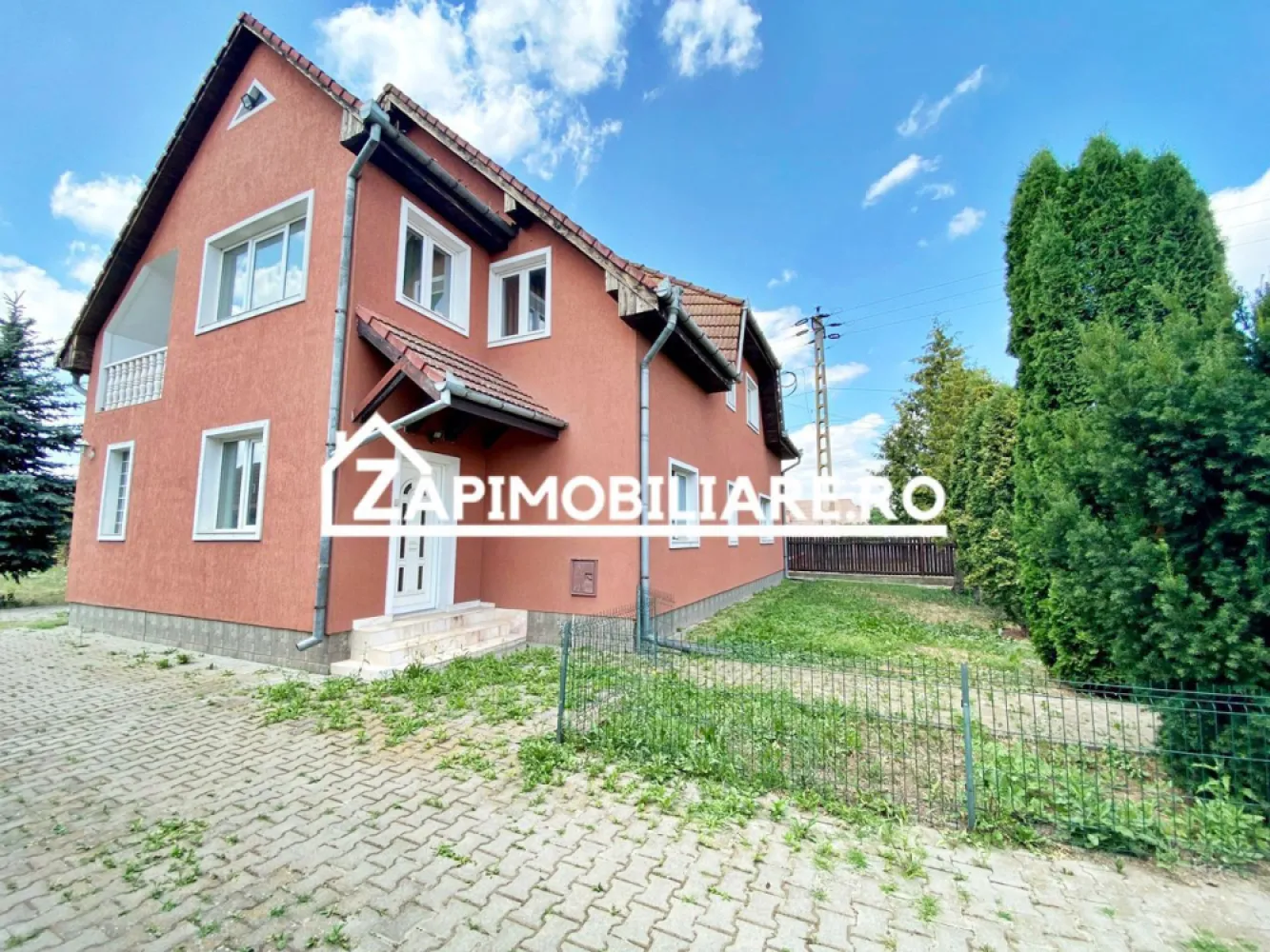 Ungheni - Casa 5 camere, 240mp, teren 1390mp, - Contact 0774048706 Bogdan

De vanzare casa cu 5 camere,singur in curte, situata in Ungheni la 10 km de oras, cu o suprafata de 240mp, amplasata pe un teren de 1390mp. Oferita de Zap Imobiliare!

Compartimentare:
-Parter : 1 bucatarie, 1 camara, 1 living generos, 1 dormitor, 1 antreu, 1 hol
-Etaj: 3 dormitoare, 1 baie 

Detalii:
-constructie 2005
-acoperis tigla
-izolatie exterioara 10cm
-centrala termica gaz/lemne
-gresie, faianta, parchet laminat, etc
-usi intrare PVC
-usi interioare lemn
-fosa septica(proprie), canalizarea inca nu este legata
-curent trifazic

Casa se vinde la pretul de 199.900Euro Negociabil! Comisionul pentru cumparator este ZERO!

Dacă vă place această ofertă - sau pentru alte informații sunați la numărul de contact din anunț!
Compania Zap Imobiliare vă pune la dispoziție toate informațiile, actele și documentele necesare alături de asistență și consiliere permanentă până la finalizarea achiziției imobiliare. Ne dorim să îți oferim cea mai plăcută experiență, îndeplinim vise cu pereți!