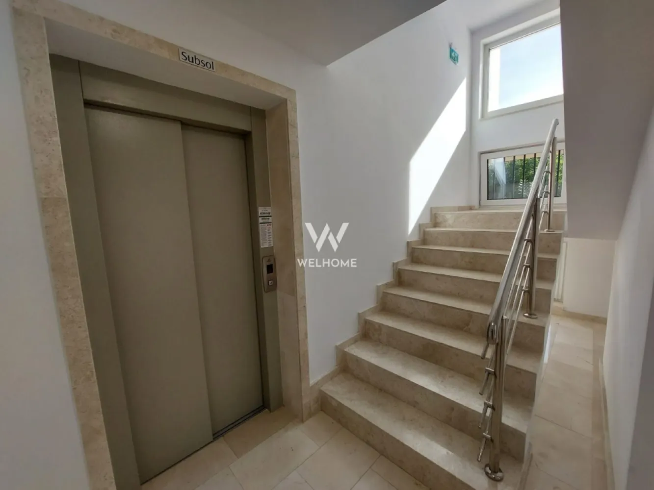 Apartament 2 camere Premium - 40 mp, Turnisor, Sibiu - Apartament Premium
Potrivit oricarei generatii, 2 camere , living si bucatarie luminoasa, calitate si confort sporit.
Ansamblu residential privat, compus din 7 blocuri a cate 35 apartamente. 
Distanta relativ scurta pana la Aeroport, Metro, Autostrada, statii de autobus, farmacii, scoli si gradinite.

Situat la 3 din3 etaje +etaj retras.
Imobil cu lift.
Suprafata: 39.6 mp utili + 10.3mp. balcoan. 

Avantaje de a fi Proprietar al acestui apartament:
 - Dotari Smart, suprafete vitrate ample, centrala in condensatie, incalzire in pardoseala cu sistem inteligent de control, termostate pe fiecare camera, prize si intrerupatoare, usa metalica la intrare, geamuri termopan 3 foi de sticla si protectie UV, jaluzele electrice la dormitor, pereți finisați.
- Bloc cu parcari subterane cat si supraterane, boxa depozitare, boxe tip bunker, lift de ultima generatie.
- Spatii verzi, zone de agrement, zona fitnes cu echipamente instalate, parcari vizitatori, videointerfon, zona BBQ, loc de joaca pentru copii, 
- Spatiile comune cat si casa scarii LA CHEIE.
- Interiorul apartamentului se preda LA ALB

Pret vanzare: 96 500 euro + TVA . 
Obtional: loc de parcare subteran/suprateran.