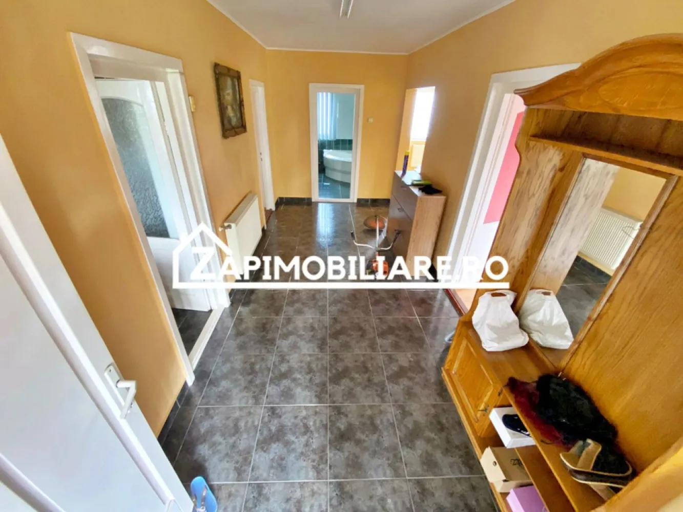 Ungheni - Casa 5 camere, 240mp, teren 1390mp, - Contact 0774048706 Bogdan

De vanzare casa cu 5 camere,singur in curte, situata in Ungheni la 10 km de oras, cu o suprafata de 240mp, amplasata pe un teren de 1390mp. Oferita de Zap Imobiliare!

Compartimentare:
-Parter : 1 bucatarie, 1 camara, 1 living generos, 1 dormitor, 1 antreu, 1 hol
-Etaj: 3 dormitoare, 1 baie 

Detalii:
-constructie 2005
-acoperis tigla
-izolatie exterioara 10cm
-centrala termica gaz/lemne
-gresie, faianta, parchet laminat, etc
-usi intrare PVC
-usi interioare lemn
-fosa septica(proprie), canalizarea inca nu este legata
-curent trifazic

Casa se vinde la pretul de 199.900Euro Negociabil! Comisionul pentru cumparator este ZERO!

Dacă vă place această ofertă - sau pentru alte informații sunați la numărul de contact din anunț!
Compania Zap Imobiliare vă pune la dispoziție toate informațiile, actele și documentele necesare alături de asistență și consiliere permanentă până la finalizarea achiziției imobiliare. Ne dorim să îți oferim cea mai plăcută experiență, îndeplinim vise cu pereți!