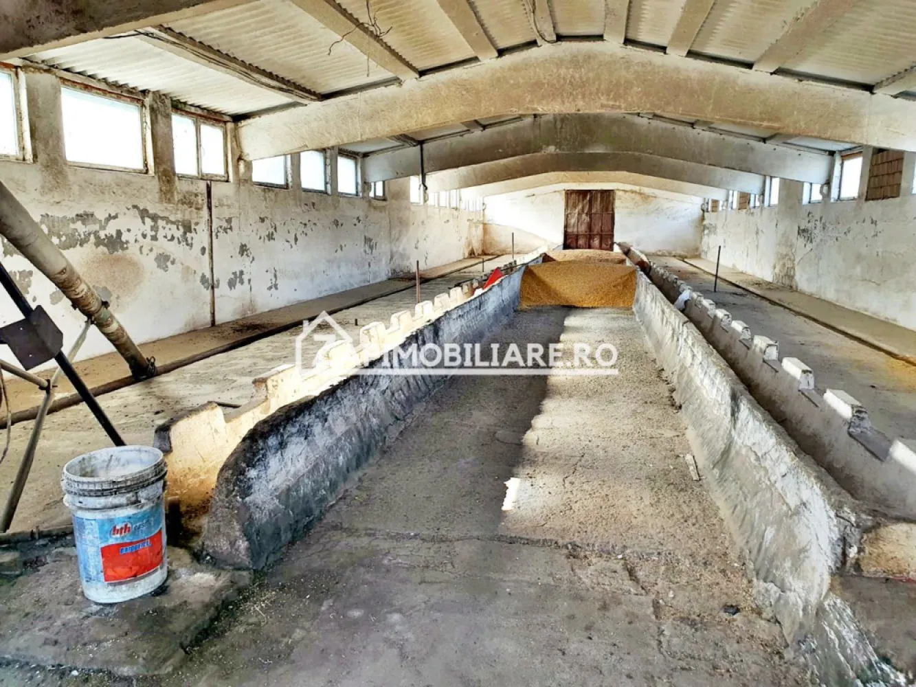 Hale cu suprafete utile de 832 mp si 578 mp. birouri 187 mp - De închiriat 2 hale situate in Nazna cu suprafața de 832 mp si 578 mp , birouri 187 mp . amplasate pe un teren cu suprafata de 10.000 mp la prețul de 2.5 euro mp. oferit de Zap Imobiliare
--------------------------------------------------------------------------------------------------------------------------------
Comisionul perceput este de 50% din valoarea primei chirii.Și se percepe o singură dată!
Acest anunț nu corespunde cerințelor tale? Sună la numărul afișat în anunț și unul dintre agenții noștri te va ajuta cu alte oferte personalizate în funcție de cerințele tale.