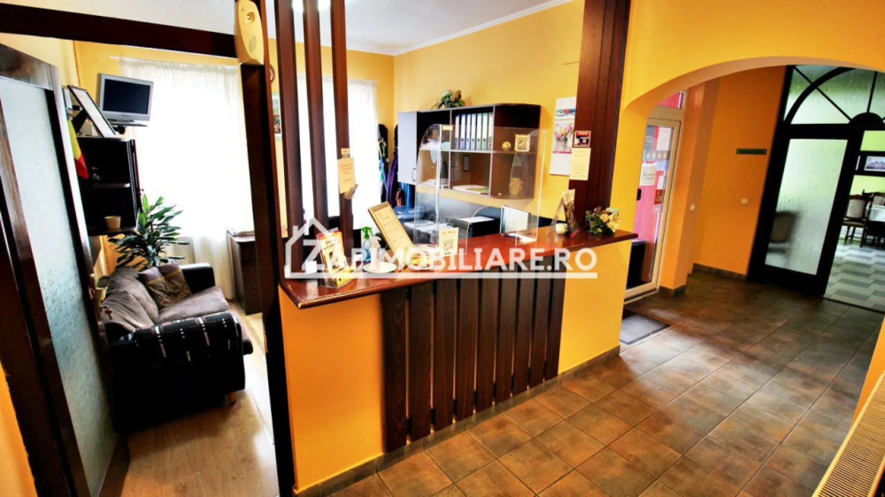 Pensiune aproape de centru,10 camere,13 băi,1 restaurant - Contact 0774048706 Bogdan
De vânzare pensiune mobilată si utilată cu activitate de 23 ani ,aproape de centru 10 camere ,13 băi, 1 restaurant, 1 bar,1 bucătărie cu anexe, 1 receptie, 1 spălătorie, 1 uscătorie, 1 vestiar, 1 magazie, 1 debara,1 cameră tehnică,1 birou, situată în zona Gheorghe Doja suprafața utilă de 525 mp amplasată pe un teren cu suprafața de 265 mp, 
Compartimentare:
- la demisol 1 spălătorie, 2,băi, 1 vestiar, 1 uscătorie, 1 magazie, 1 cameră tehnică
- la parter: 1 receptie cu birou,1 baie, 1 restaurant,1 bar, 1 bucătărie cu anexe, 1 hol,2 depozite
- la etaj: 4 camere, 4 bai, 1 magazie,1 hol, 1 balcon, 
- la mansardă 4 camere ,4 bai
Detalii:
- centrală termică, calorifere, geamuri termopan, 

- pivniță, pod mansardabil, 
- anul construcției 2001

Utilitați:
- curent, apă, gaz, canalizare

Pensiunea se vinde la cheie , mobilată și utilată la prețul de 680.000 Euro negociabil. Comision ZERO!
Contact 0774048706 Bogdan
Daca vă place această ofertă sau pentru alte informații sunați la numărul de contact din anunț! 
Compania Zap Imobiliare vă pune la dispoziție toate actele și documentele necesare alături de asistență și consiliere permanentă până la finalizarea achiziției imobiliare. 
Ne dorim să îți oferim cea mai plăcută experiență, îndeplinim vise cu pereți!