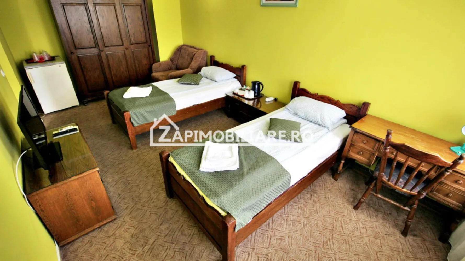 Pensiune aproape de centru,10 camere,13 băi,1 restaurant - Contact 0774048706 Bogdan
De vânzare pensiune mobilată si utilată cu activitate de 23 ani ,aproape de centru 10 camere ,13 băi, 1 restaurant, 1 bar,1 bucătărie cu anexe, 1 receptie, 1 spălătorie, 1 uscătorie, 1 vestiar, 1 magazie, 1 debara,1 cameră tehnică,1 birou, situată în zona Gheorghe Doja suprafața utilă de 525 mp amplasată pe un teren cu suprafața de 265 mp, 
Compartimentare:
- la demisol 1 spălătorie, 2,băi, 1 vestiar, 1 uscătorie, 1 magazie, 1 cameră tehnică
- la parter: 1 receptie cu birou,1 baie, 1 restaurant,1 bar, 1 bucătărie cu anexe, 1 hol,2 depozite
- la etaj: 4 camere, 4 bai, 1 magazie,1 hol, 1 balcon, 
- la mansardă 4 camere ,4 bai
Detalii:
- centrală termică, calorifere, geamuri termopan, 

- pivniță, pod mansardabil, 
- anul construcției 2001

Utilitați:
- curent, apă, gaz, canalizare

Pensiunea se vinde la cheie , mobilată și utilată la prețul de 680.000 Euro negociabil. Comision ZERO!
Contact 0774048706 Bogdan
Daca vă place această ofertă sau pentru alte informații sunați la numărul de contact din anunț! 
Compania Zap Imobiliare vă pune la dispoziție toate actele și documentele necesare alături de asistență și consiliere permanentă până la finalizarea achiziției imobiliare. 
Ne dorim să îți oferim cea mai plăcută experiență, îndeplinim vise cu pereți!