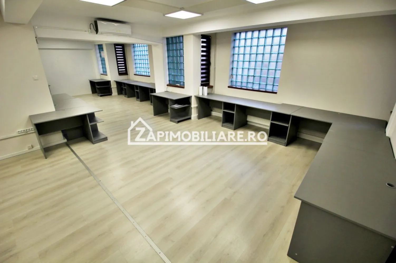 Spatiu de birou 60mp. cu parcare,zona Centrală - De închiriat 2 spații de birouri cu suprafata de 60 , situat la etajul 1 cu parcare, în zona Centrală ideal pentru sedii firme, punct de lucru, birouri,cabinet medical, salon 
Spațiile se închiriază la prețul de 6 euro mp negociabil
Comisionul perceput este de 50% din valoarea primei chirii.Și se percepe o singură dată!
Acest anunț nu corespunde cerințelor tale? Sună la numărul afișat în anunț și unul dintre agenții noștri te va ajuta cu alte oferte personalizate în funcție de cerințele tale.