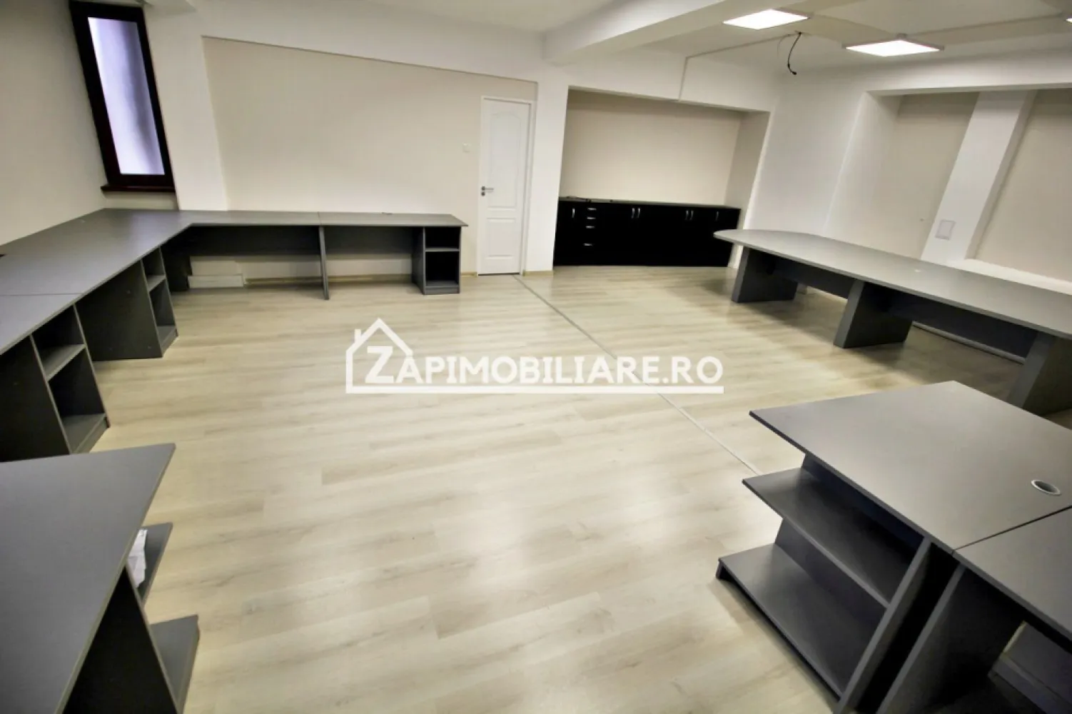 Spatiu de birou 60mp. cu parcare,zona Centrală - De închiriat 2 spații de birouri cu suprafata de 60 , situat la etajul 1 cu parcare, în zona Centrală ideal pentru sedii firme, punct de lucru, birouri,cabinet medical, salon 
Spațiile se închiriază la prețul de 6 euro mp negociabil
Comisionul perceput este de 50% din valoarea primei chirii.Și se percepe o singură dată!
Acest anunț nu corespunde cerințelor tale? Sună la numărul afișat în anunț și unul dintre agenții noștri te va ajuta cu alte oferte personalizate în funcție de cerințele tale.