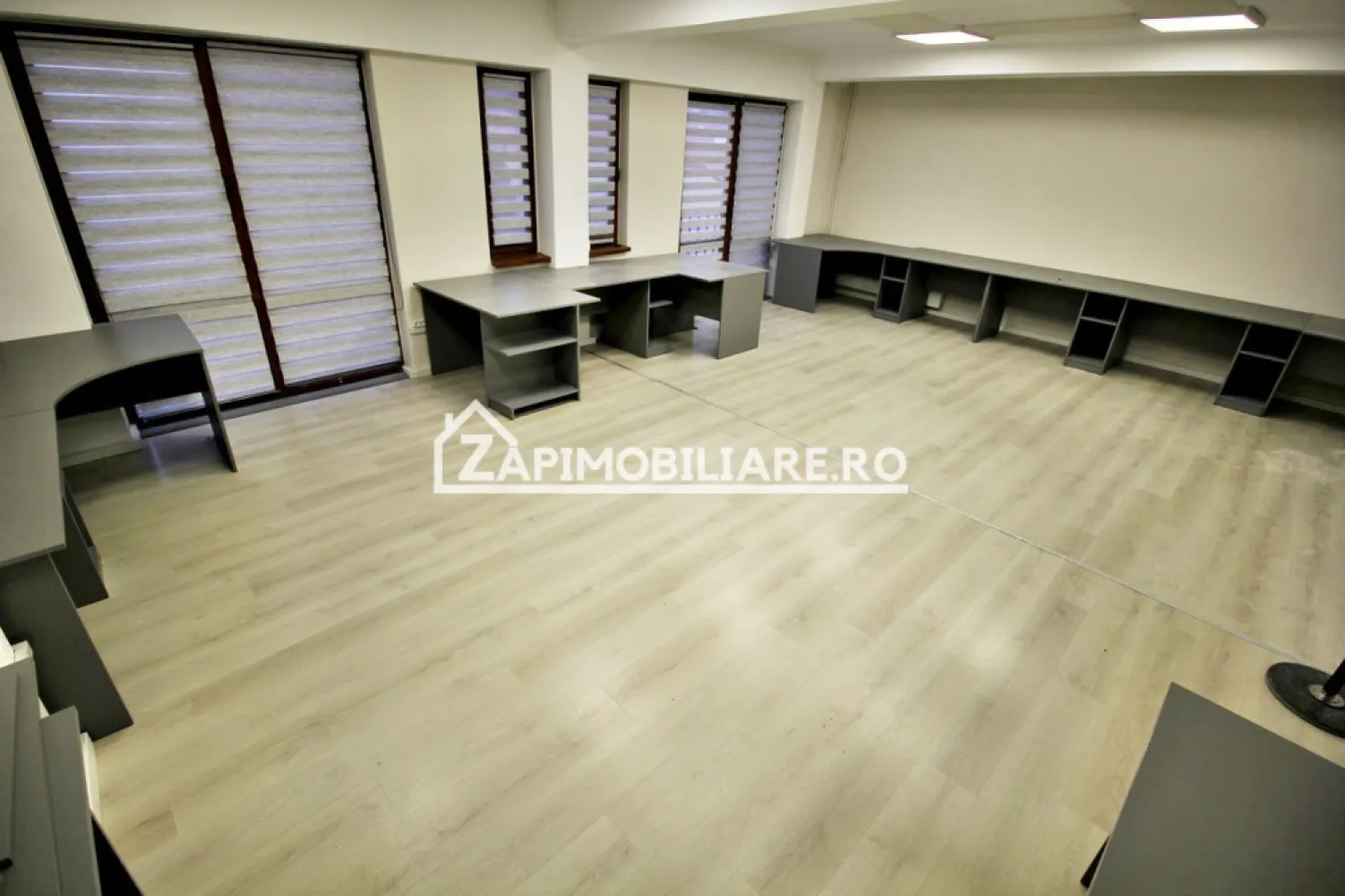 Spatiu de birou 60mp. cu parcare,zona Centrală - De închiriat 2 spații de birouri cu suprafata de 60 , situat la etajul 1 cu parcare, în zona Centrală ideal pentru sedii firme, punct de lucru, birouri,cabinet medical, salon 
Spațiile se închiriază la prețul de 6 euro mp negociabil
Comisionul perceput este de 50% din valoarea primei chirii.Și se percepe o singură dată!
Acest anunț nu corespunde cerințelor tale? Sună la numărul afișat în anunț și unul dintre agenții noștri te va ajuta cu alte oferte personalizate în funcție de cerințele tale.